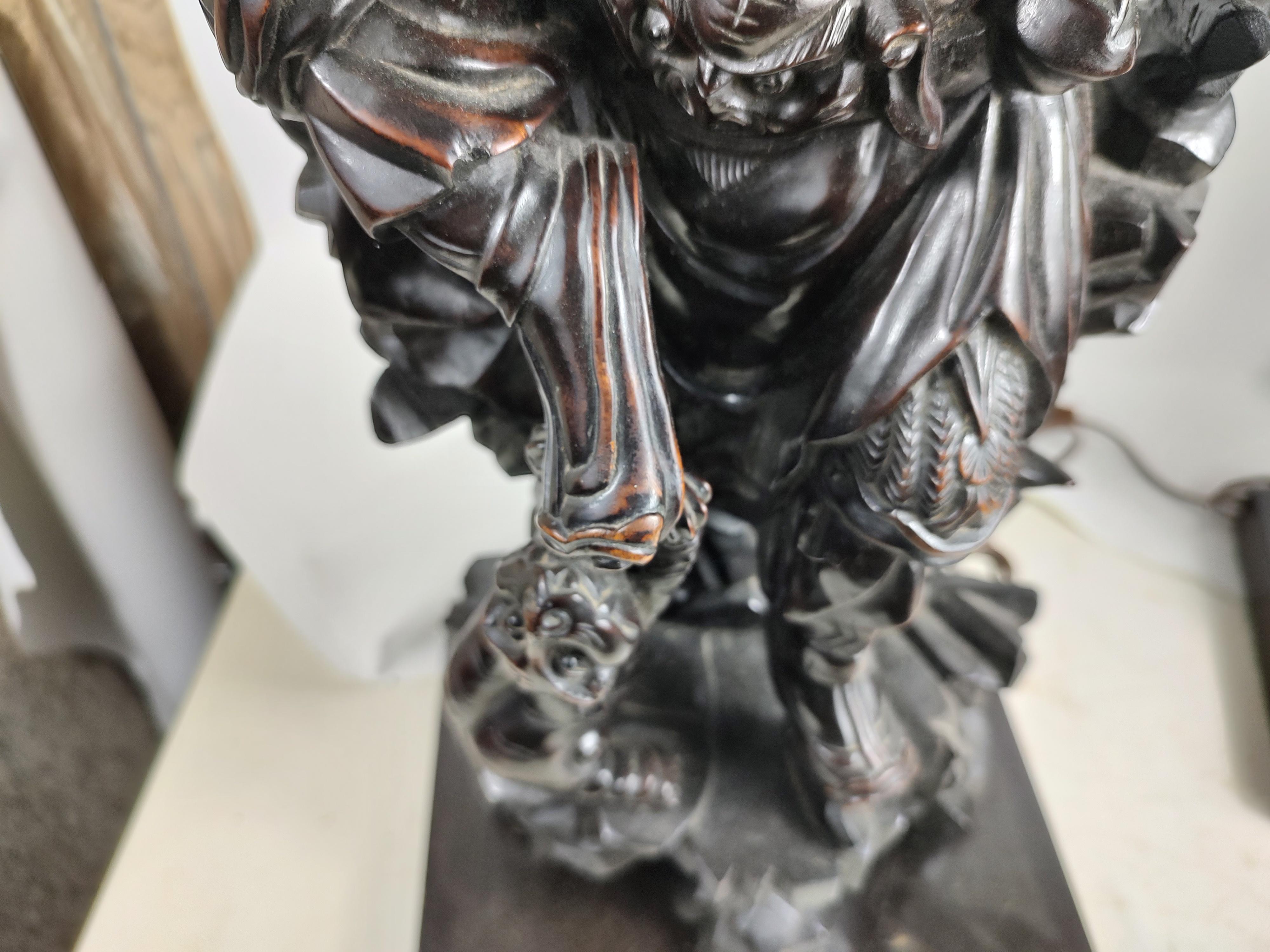 Paar vollständig & hoch geschnitzte chinesische Gottheit Figural Tischlampen im Angebot 9