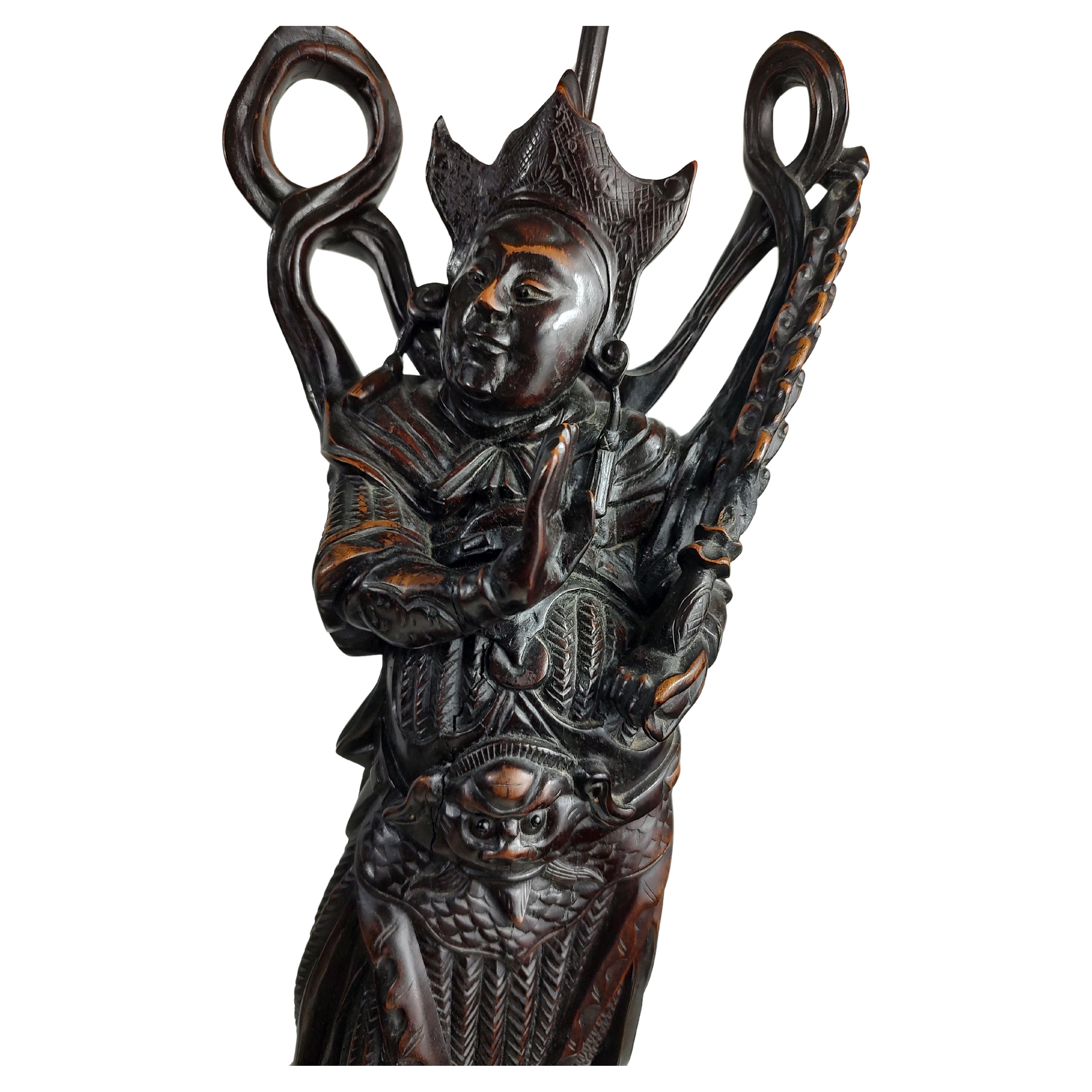 Fabuleuse et étonnante paire de figurines de divinités en bois dur hautement sculptées, samouraïs. Il faut voir toutes les photos pour apprécier la minette sculptée à la base de la grande figure. De véritables œuvres d'art. Lampées dans les années