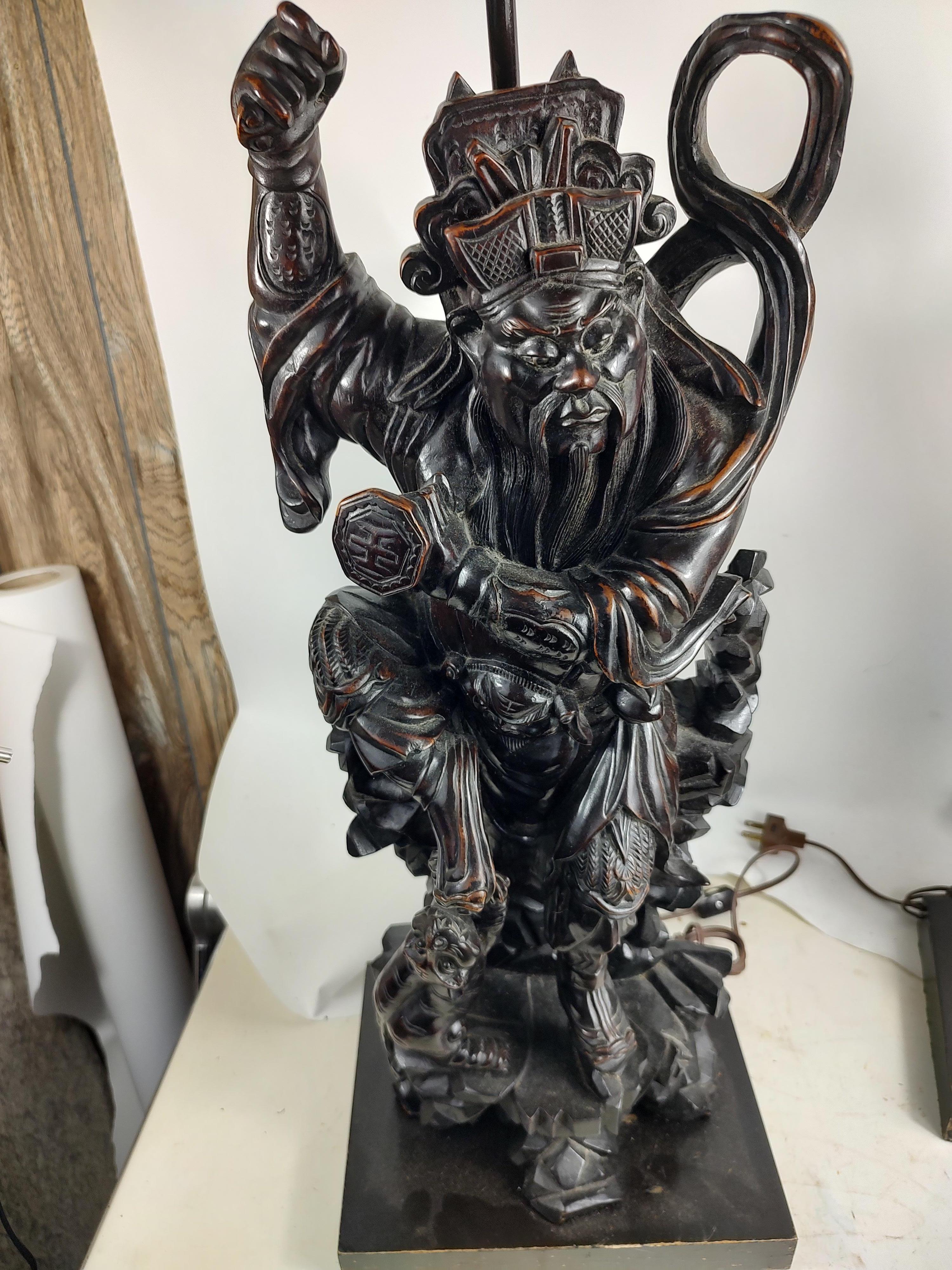 Paar vollständig & hoch geschnitzte chinesische Gottheit Figural Tischlampen im Angebot 11