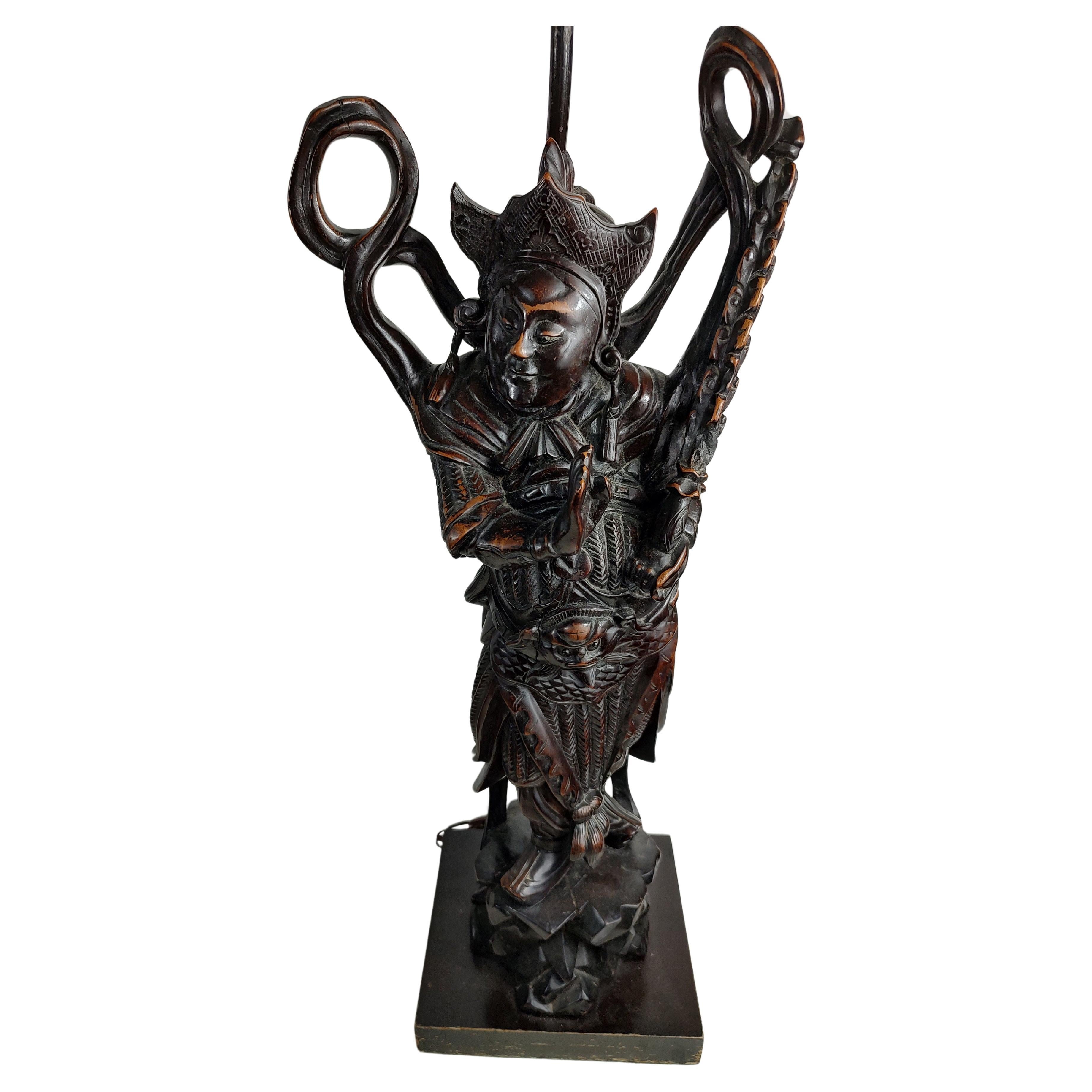 Chinois Paire de lampes de table figuratives de divinités chinoises entièrement et hautement sculptées en vente