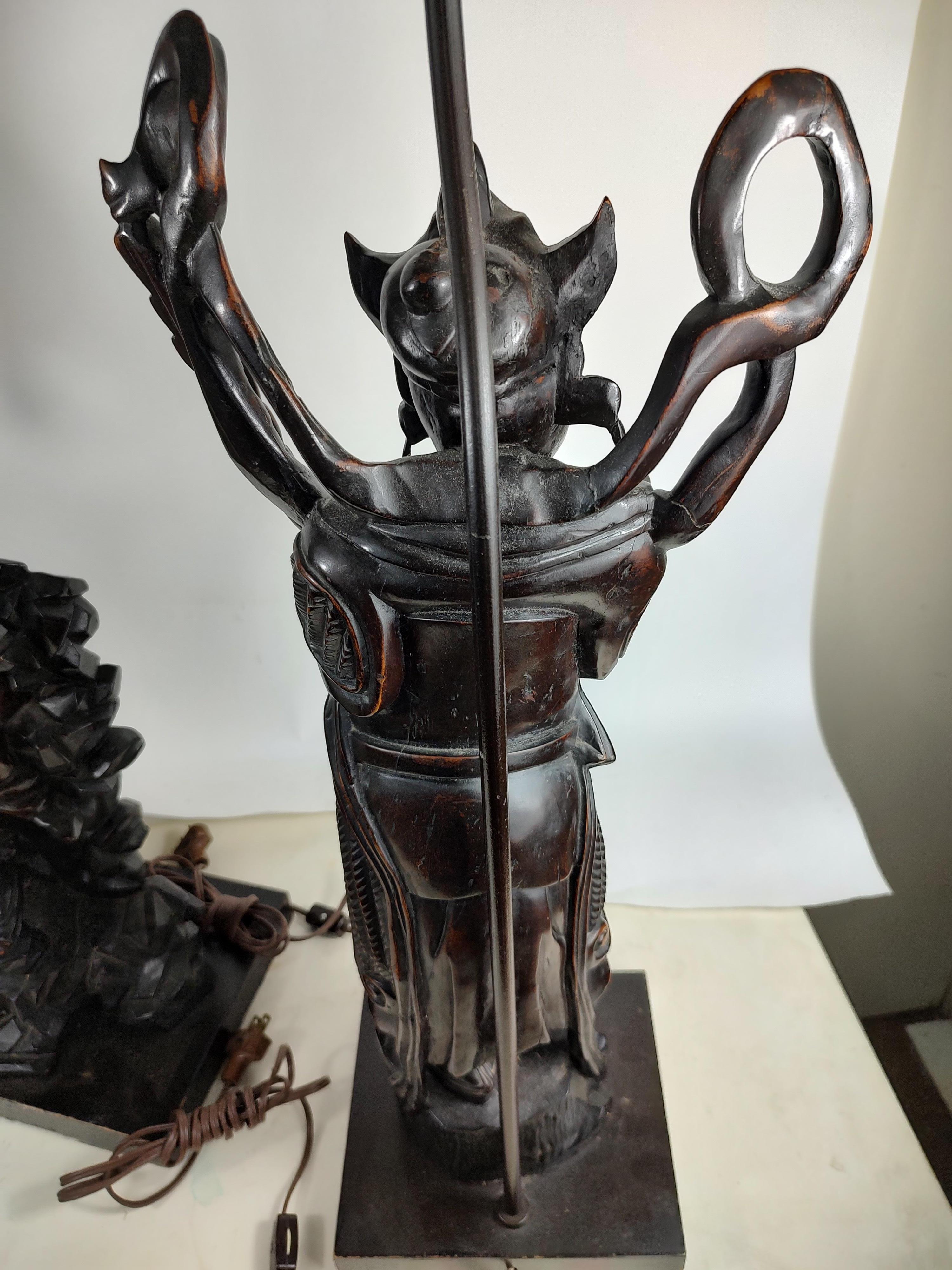 Tacheté Paire de lampes de table figuratives de divinités chinoises entièrement et hautement sculptées en vente