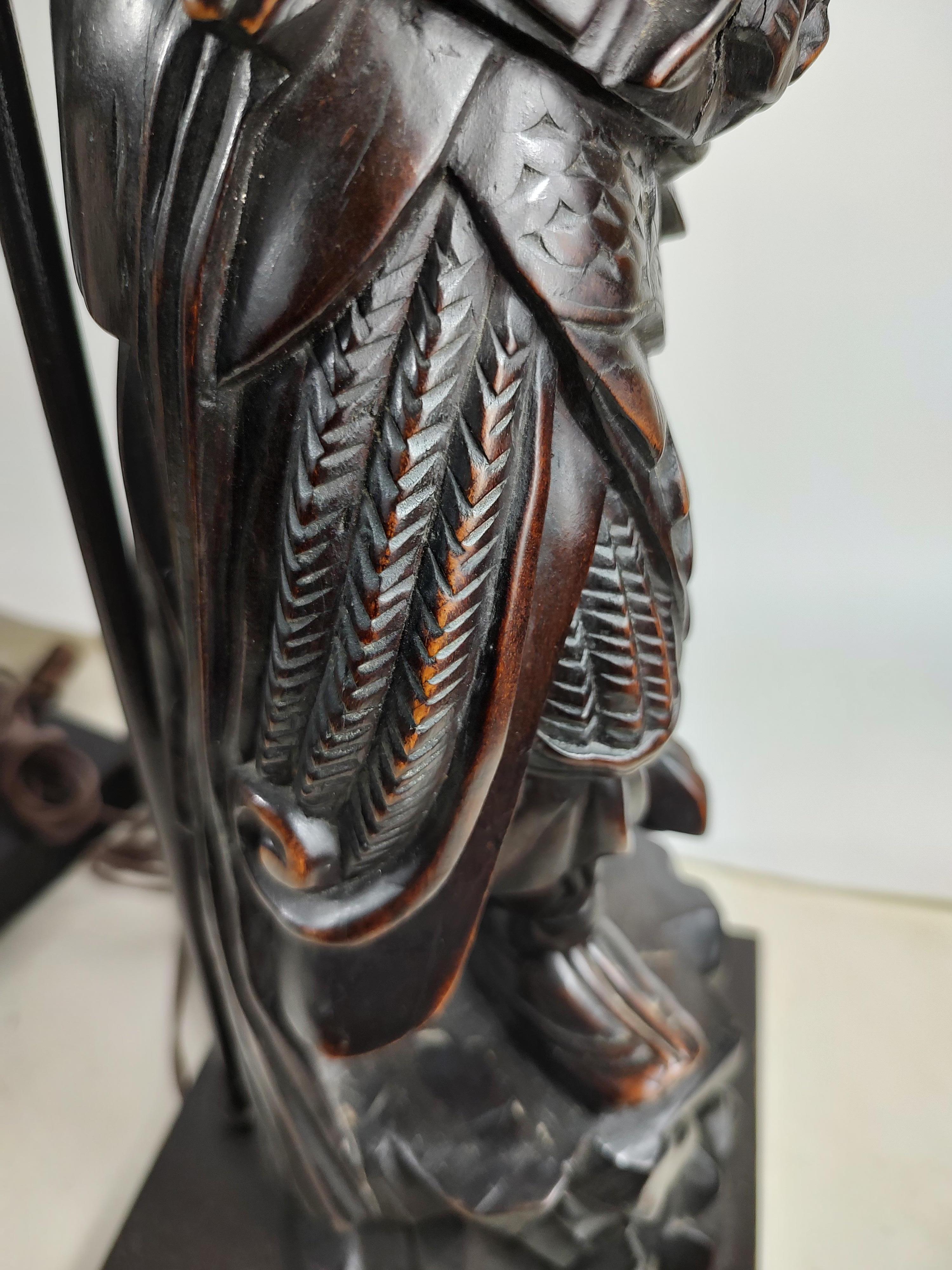 Paar vollständig & hoch geschnitzte chinesische Gottheit Figural Tischlampen im Angebot 1