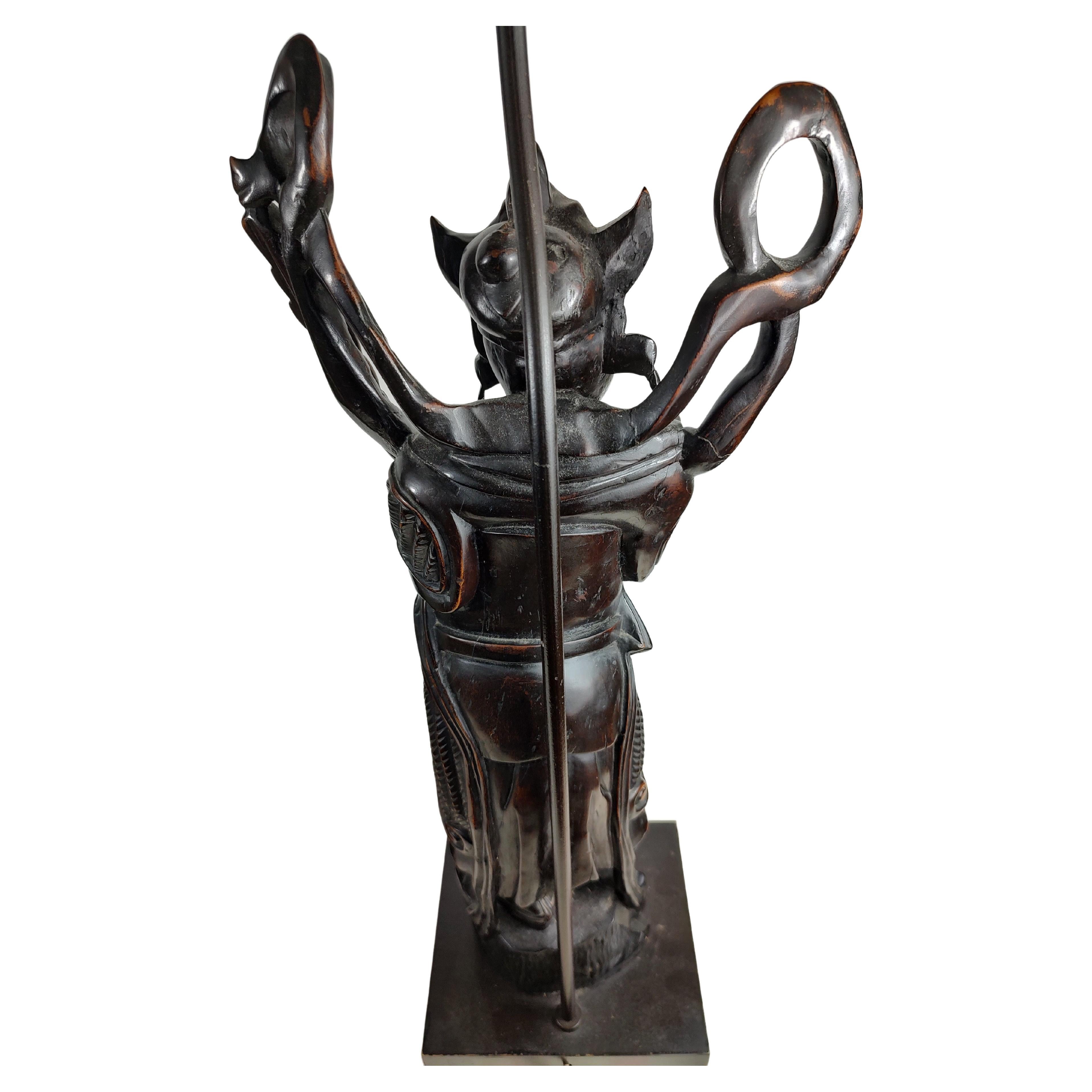 Paire de lampes de table figuratives de divinités chinoises entièrement et hautement sculptées Bon état - En vente à Port Jervis, NY