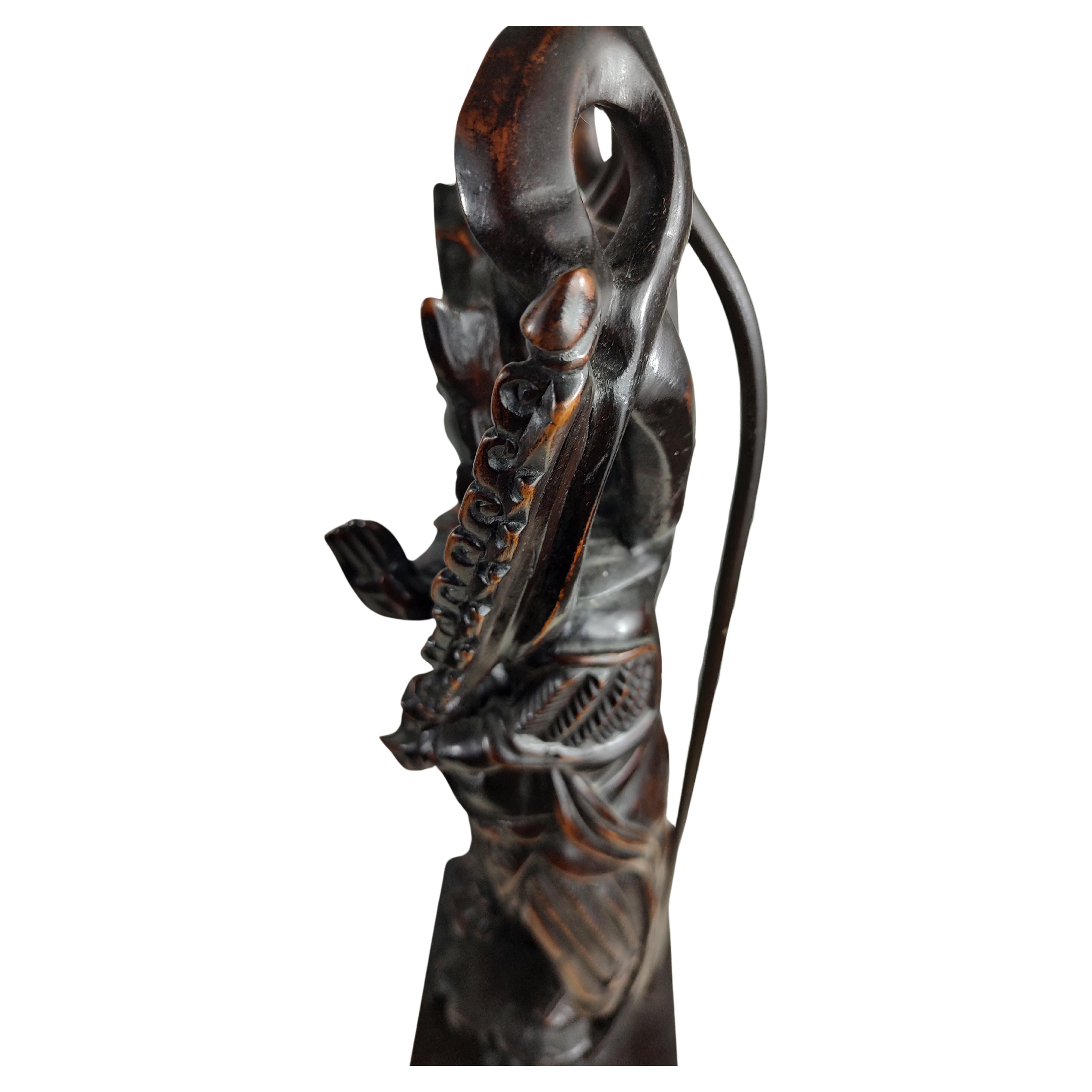 Début du 20ème siècle Paire de lampes de table figuratives de divinités chinoises entièrement et hautement sculptées en vente