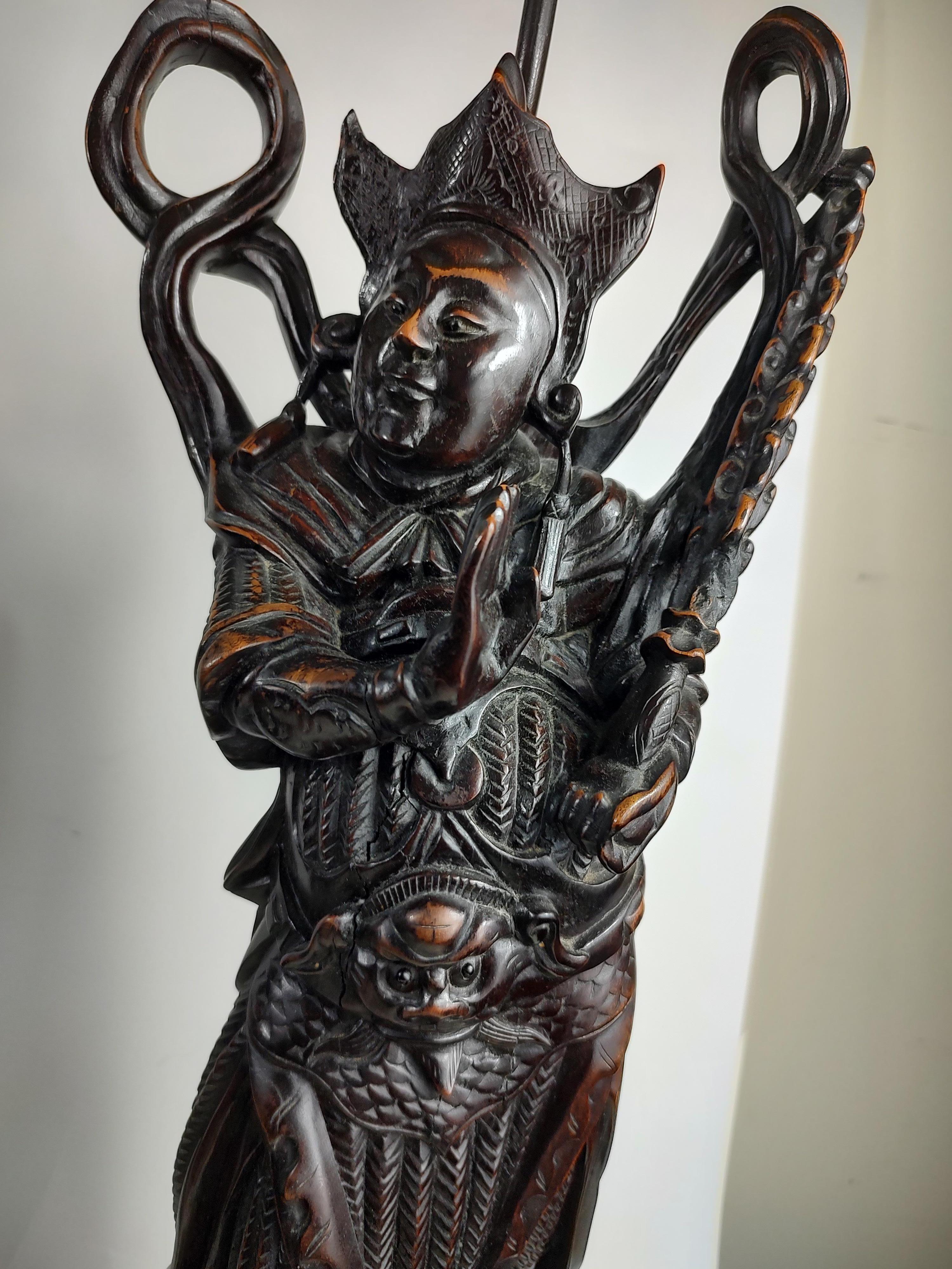 Paire de lampes de table figuratives de divinités chinoises entièrement et hautement sculptées en vente 1