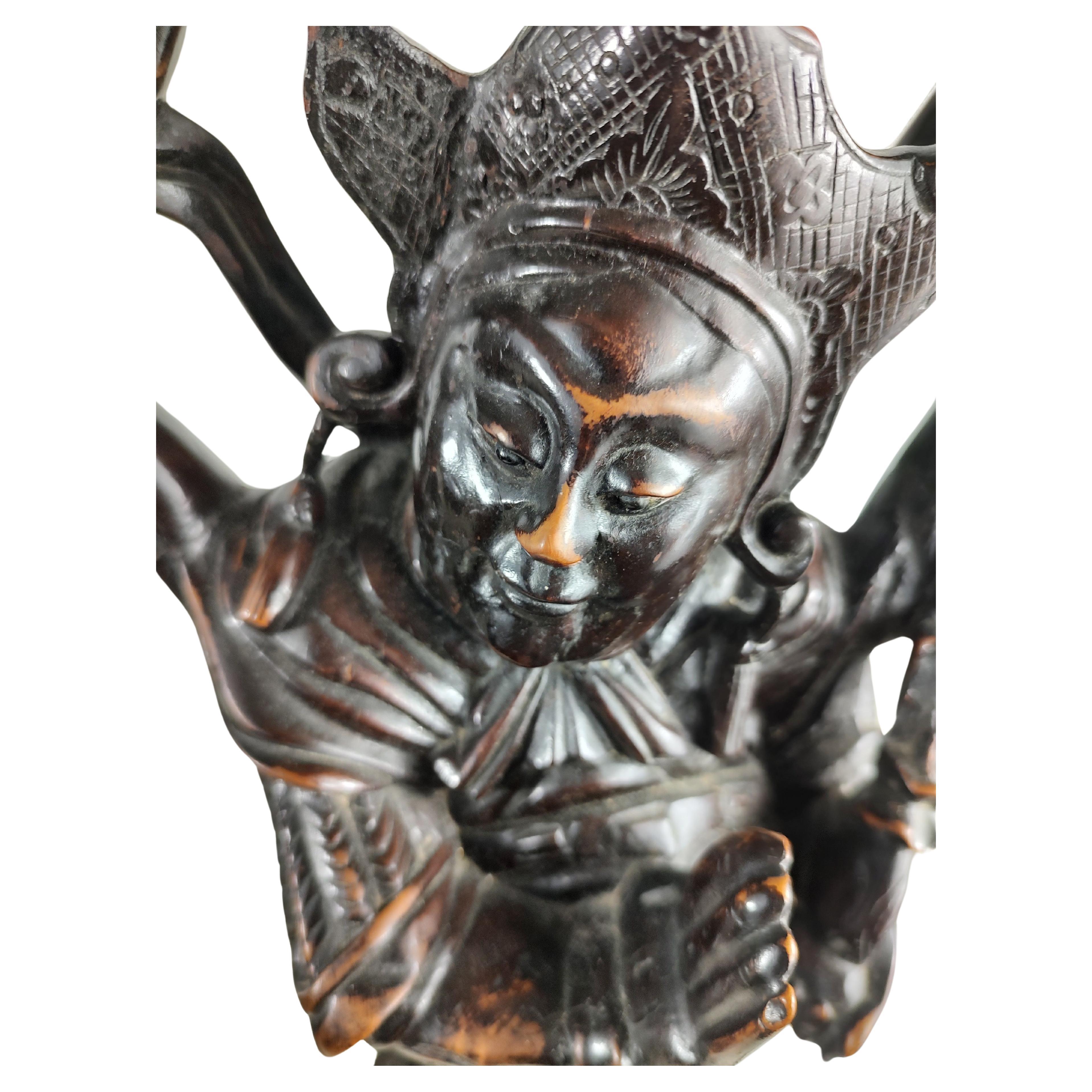 Paire de lampes de table figuratives de divinités chinoises entièrement et hautement sculptées en vente 1