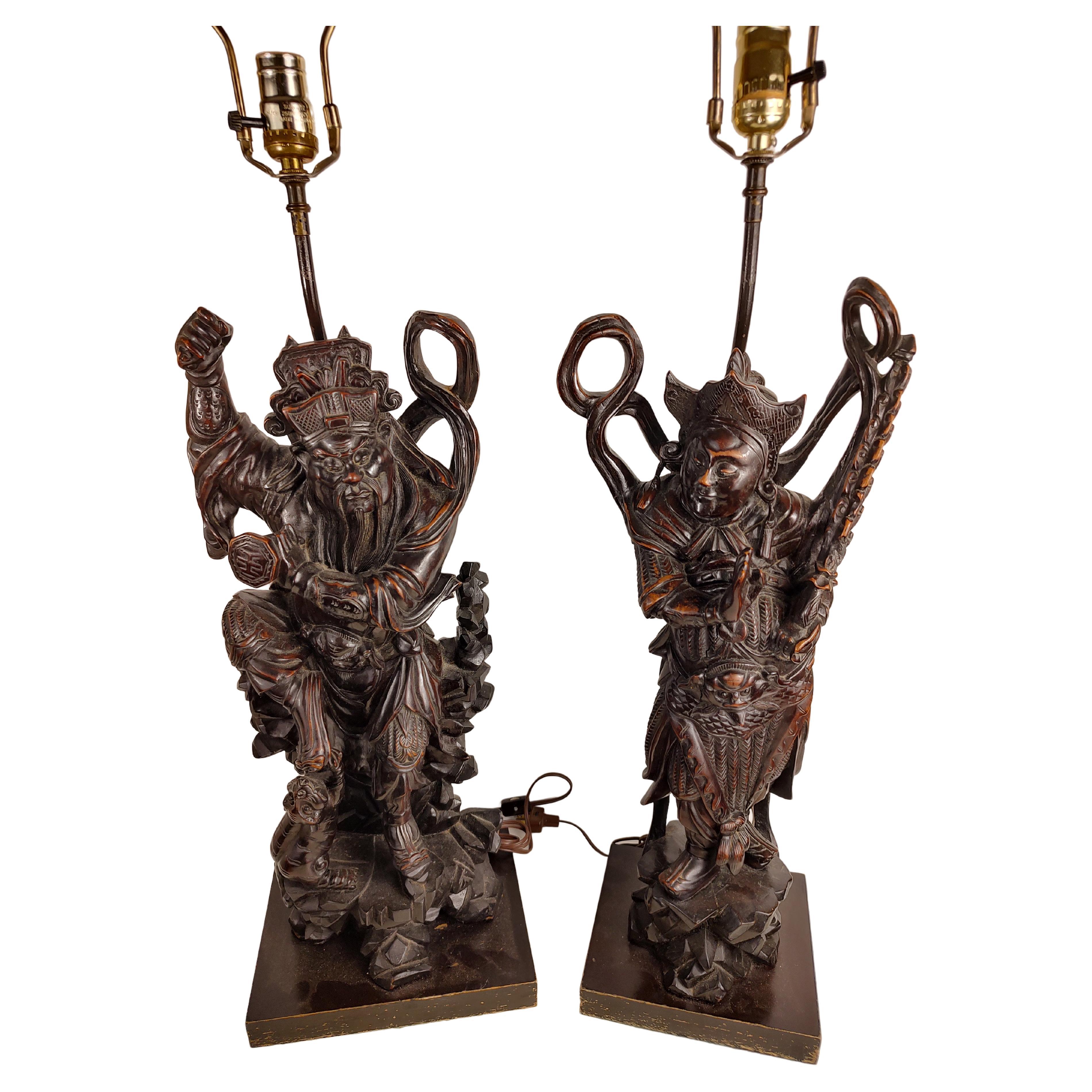 Paar vollständig & hoch geschnitzte chinesische Gottheit Figural Tischlampen