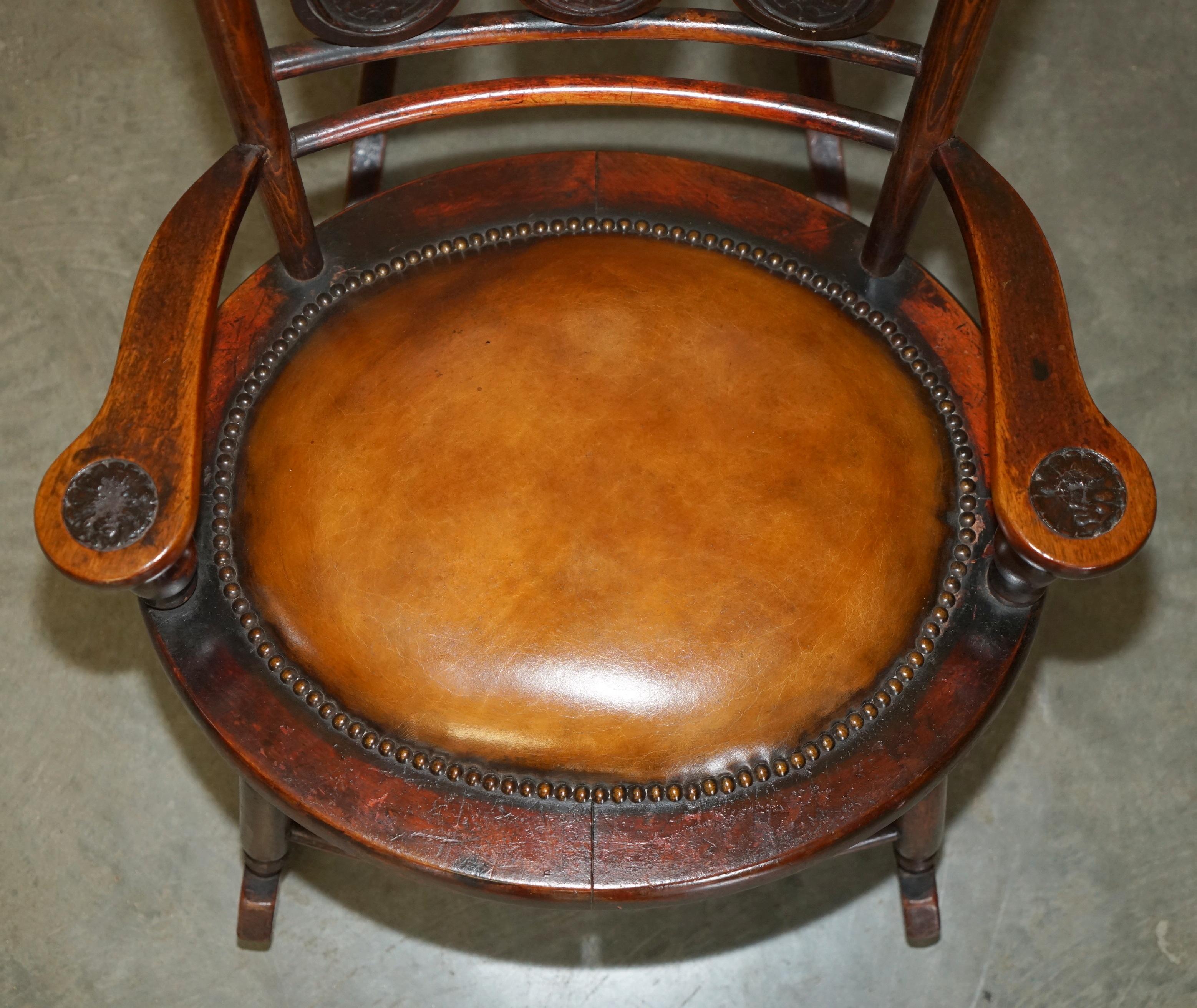 PAIR OF FULLY RESTORED ANTIQUE ViCTORIAN BROWN LEATHER HIS & HER ROCKING CHAIRS For Sale 2
