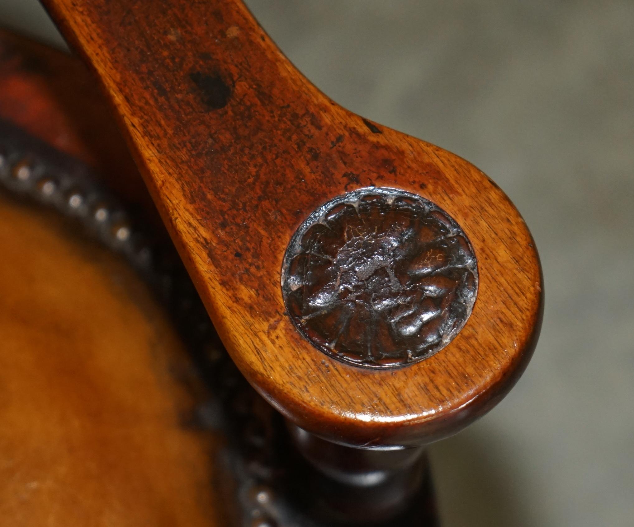 PAIR OF FULLY RESTORED ANTIQUE ViCTORIAN BROWN LEATHER HIS & HER ROCKING CHAIRS For Sale 3