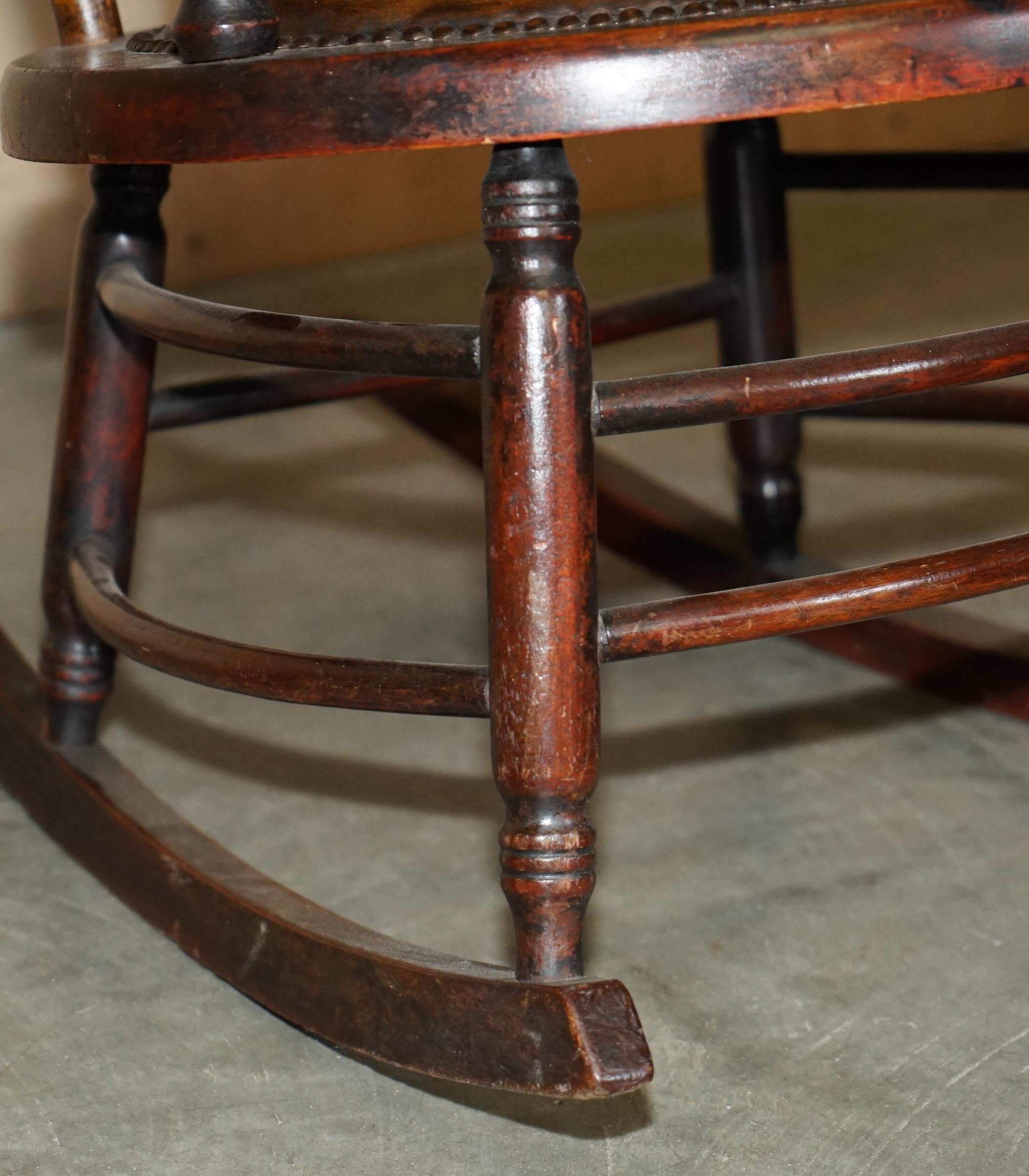 PAIR OF FULLY RESTORED ANTIQUE ViCTORIAN BROWN LEATHER HIS & HER ROCKING CHAIRS For Sale 4