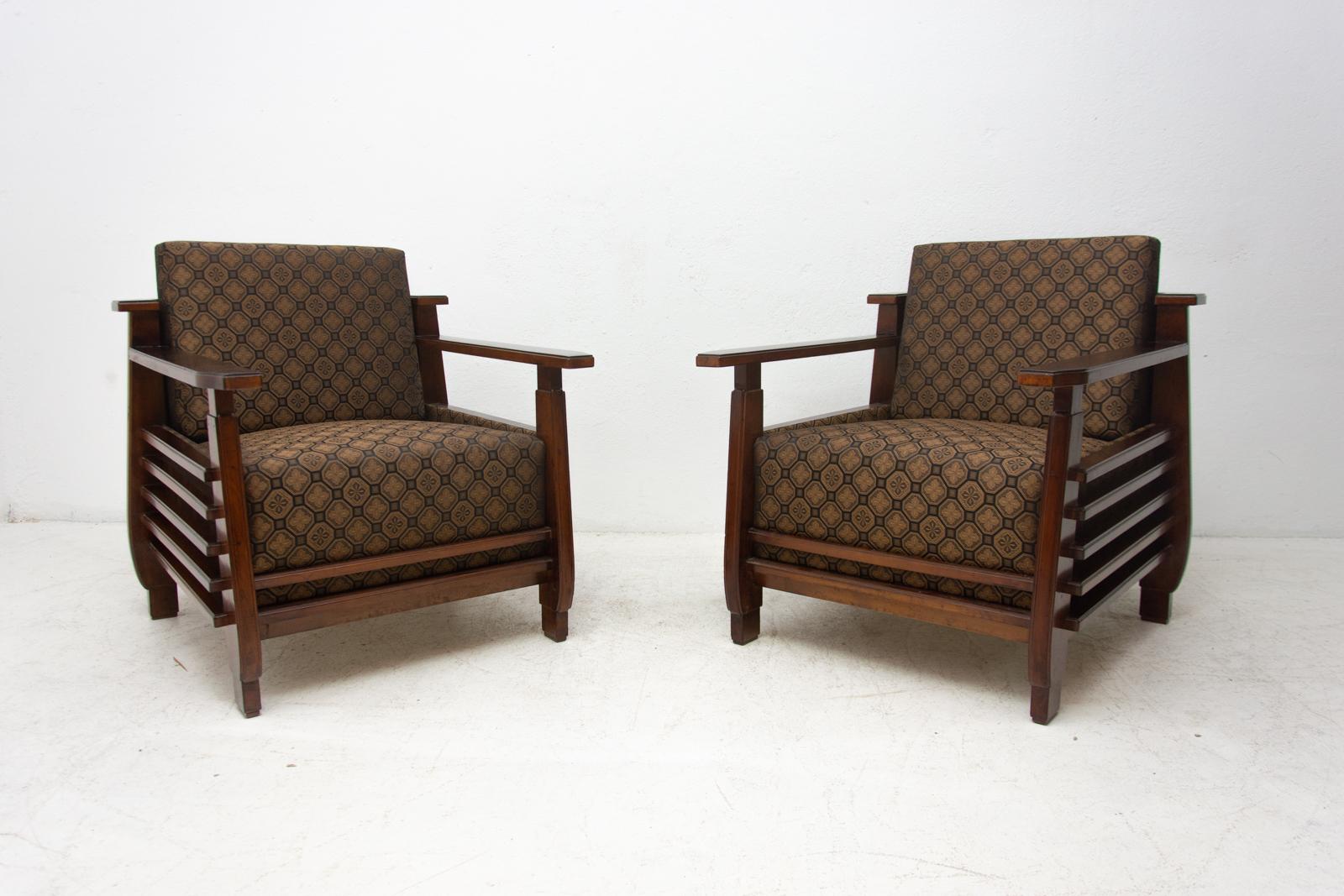 A pair of functionalist armchairs, made in the 1930s in Vienna during the Bauhaus period.
The armchairs are a typical example of the top Central European functionalist design of the 1930s.
In the case of these armchairs, the functionalist design