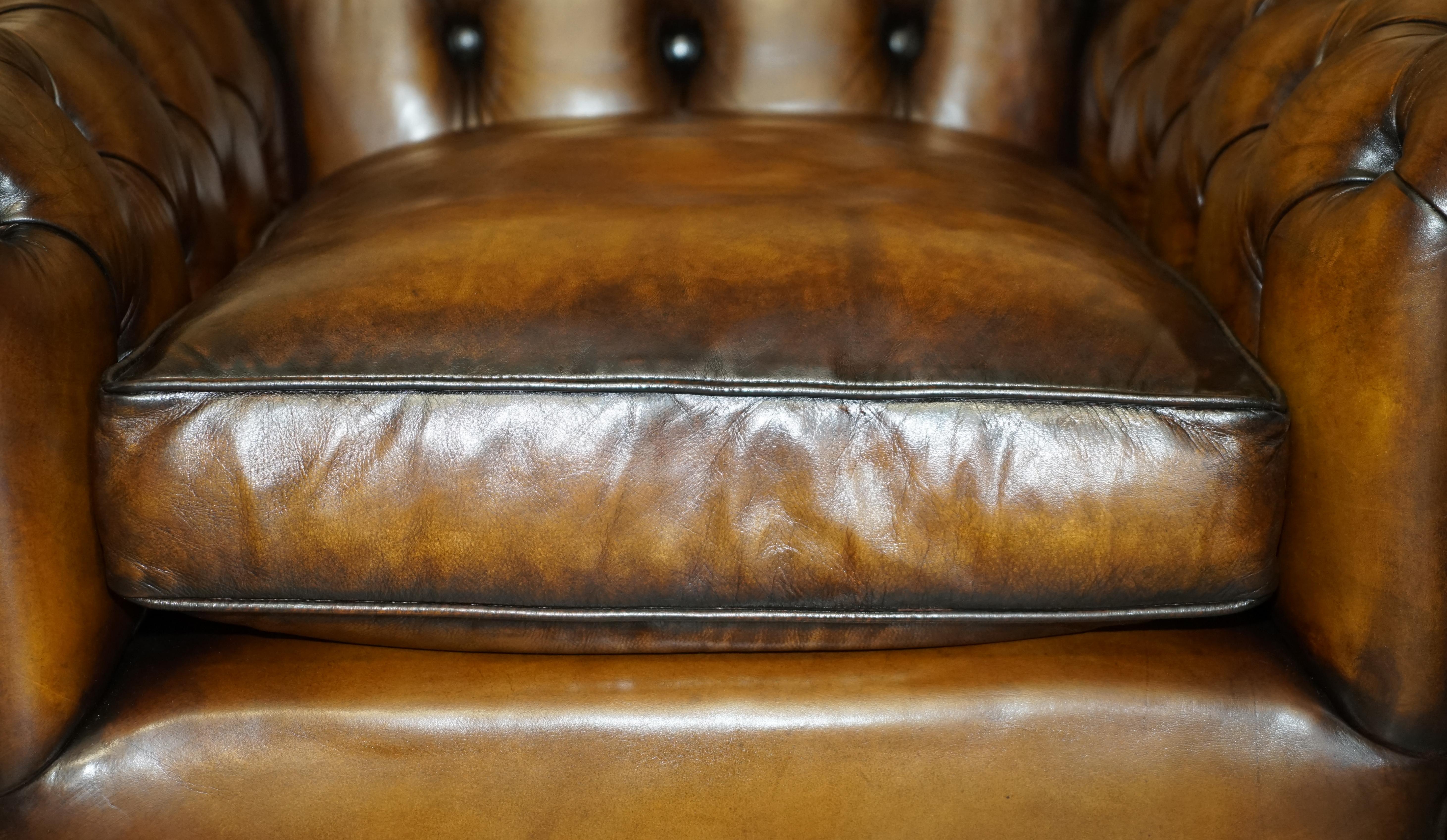 paire de fauteuils chesterfield en cuir brun de george smith entièrement restaurés en vente 4