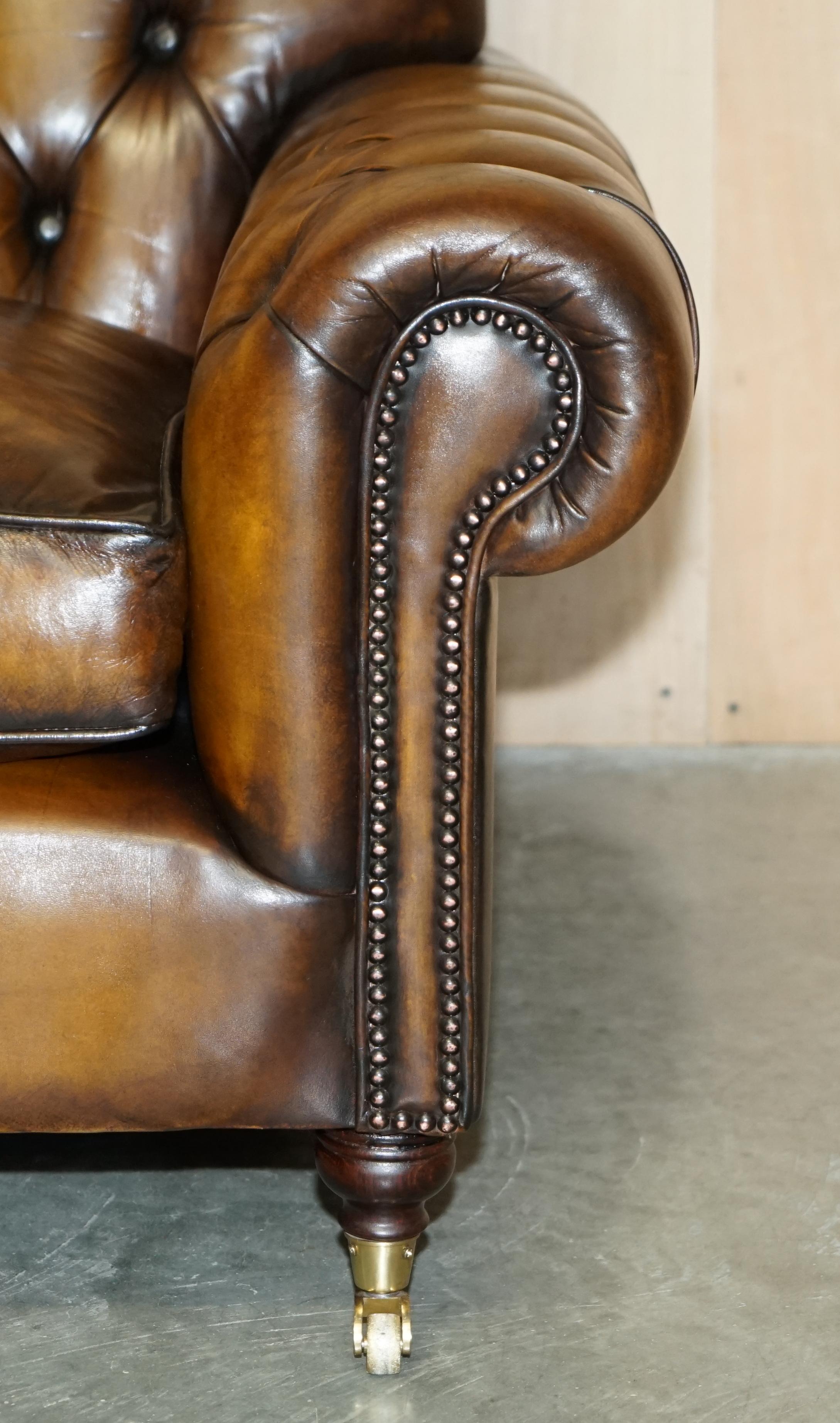 paire de fauteuils chesterfield en cuir brun de george smith entièrement restaurés en vente 5