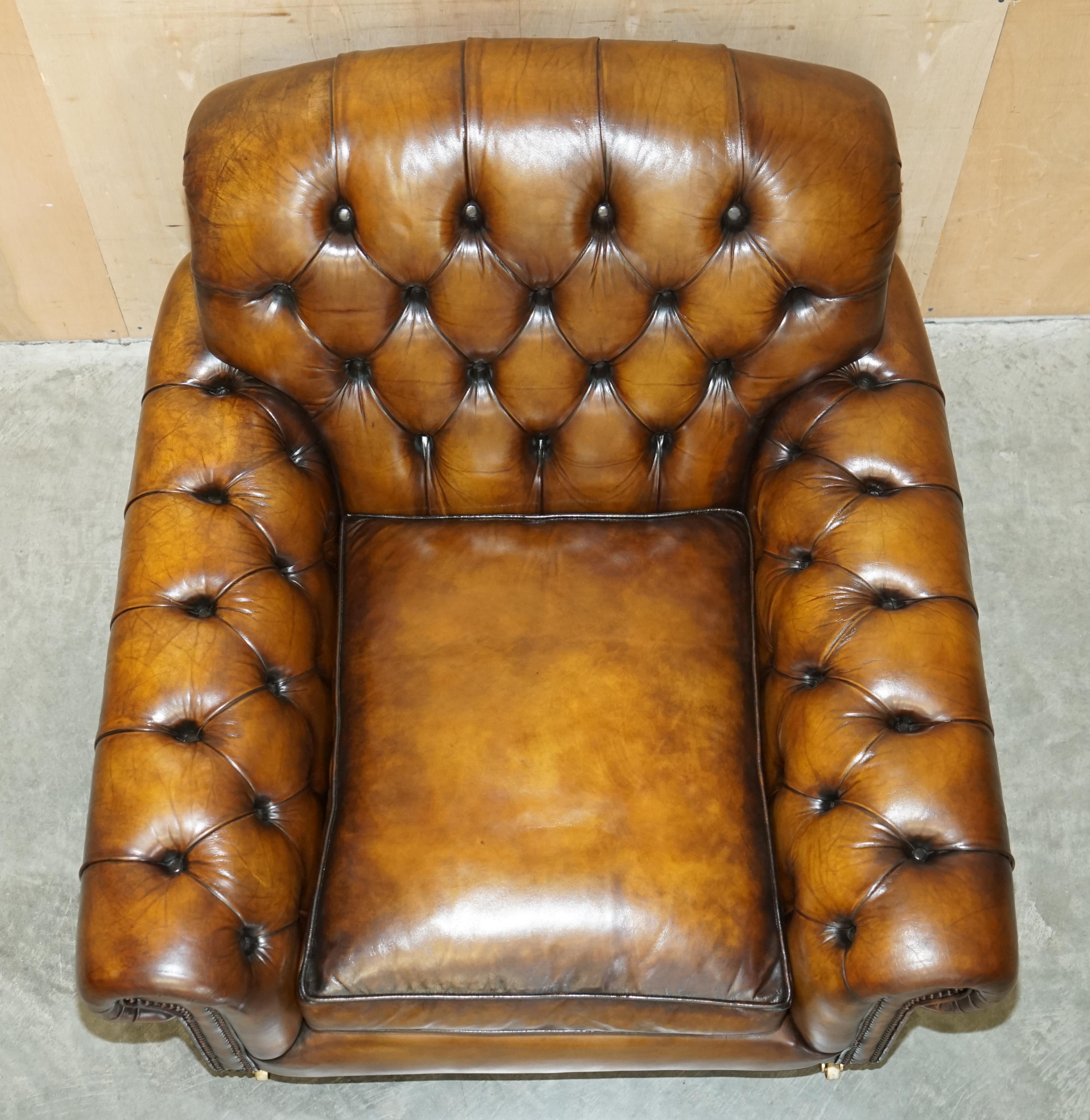 paire de fauteuils chesterfield en cuir brun de george smith entièrement restaurés en vente 6