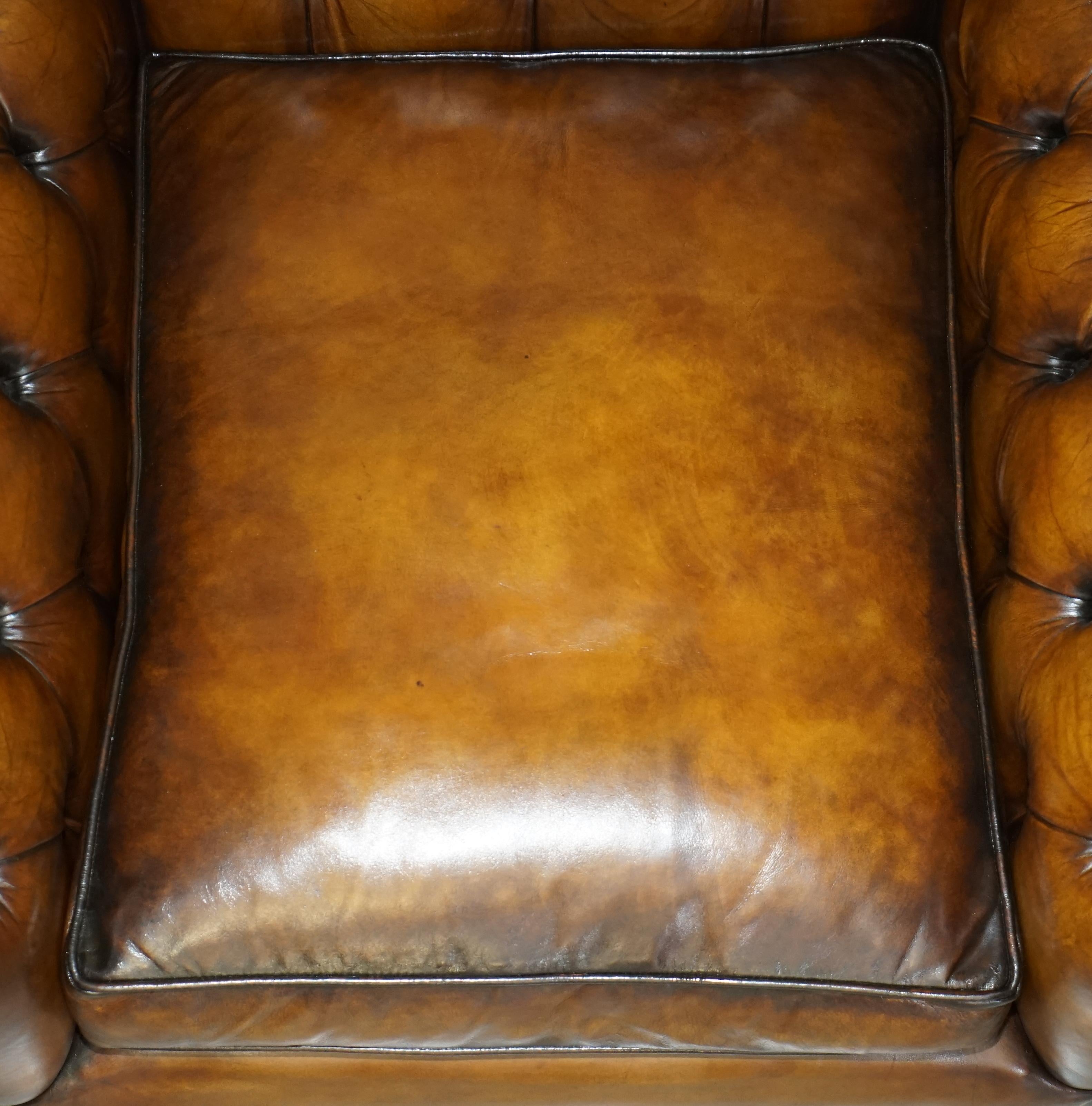 paire de fauteuils chesterfield en cuir brun de george smith entièrement restaurés en vente 7