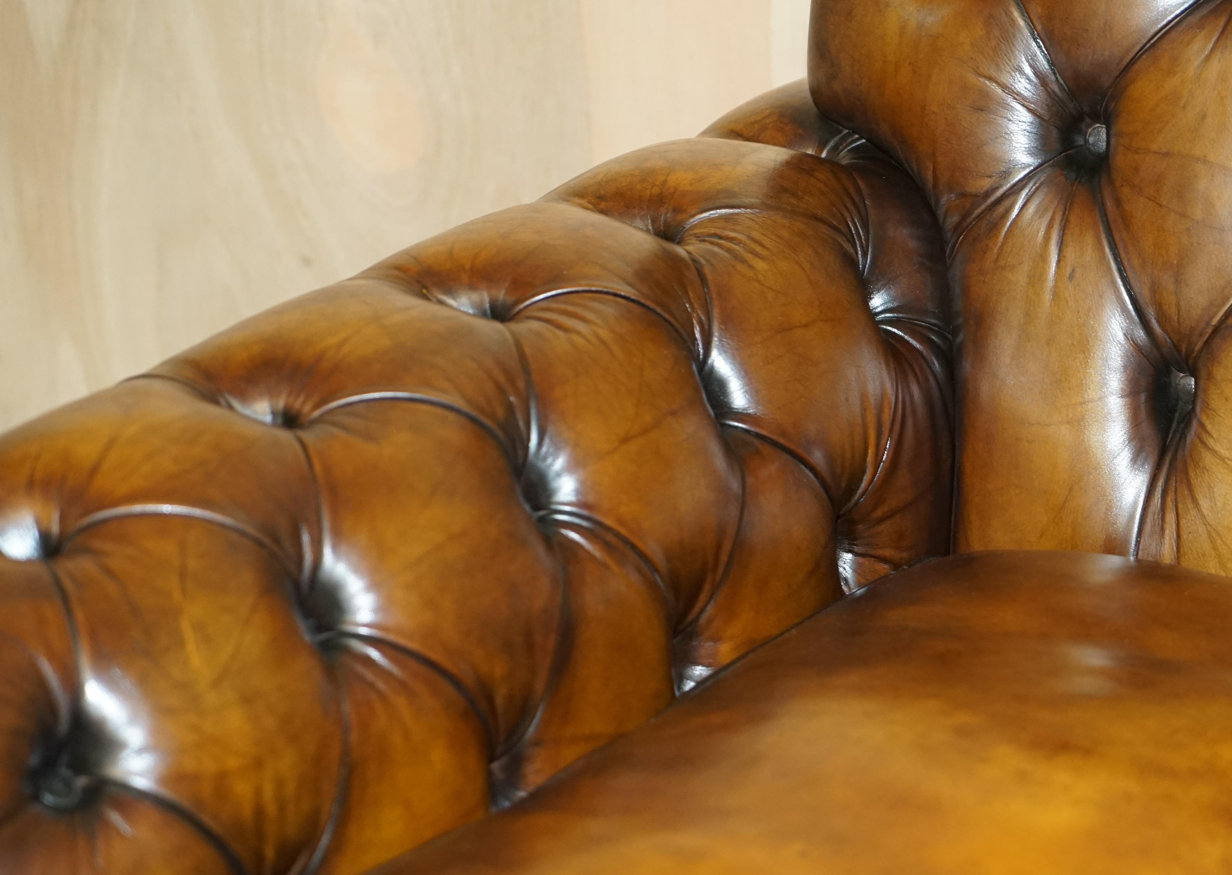 paire de fauteuils chesterfield en cuir brun de george smith entièrement restaurés en vente 8