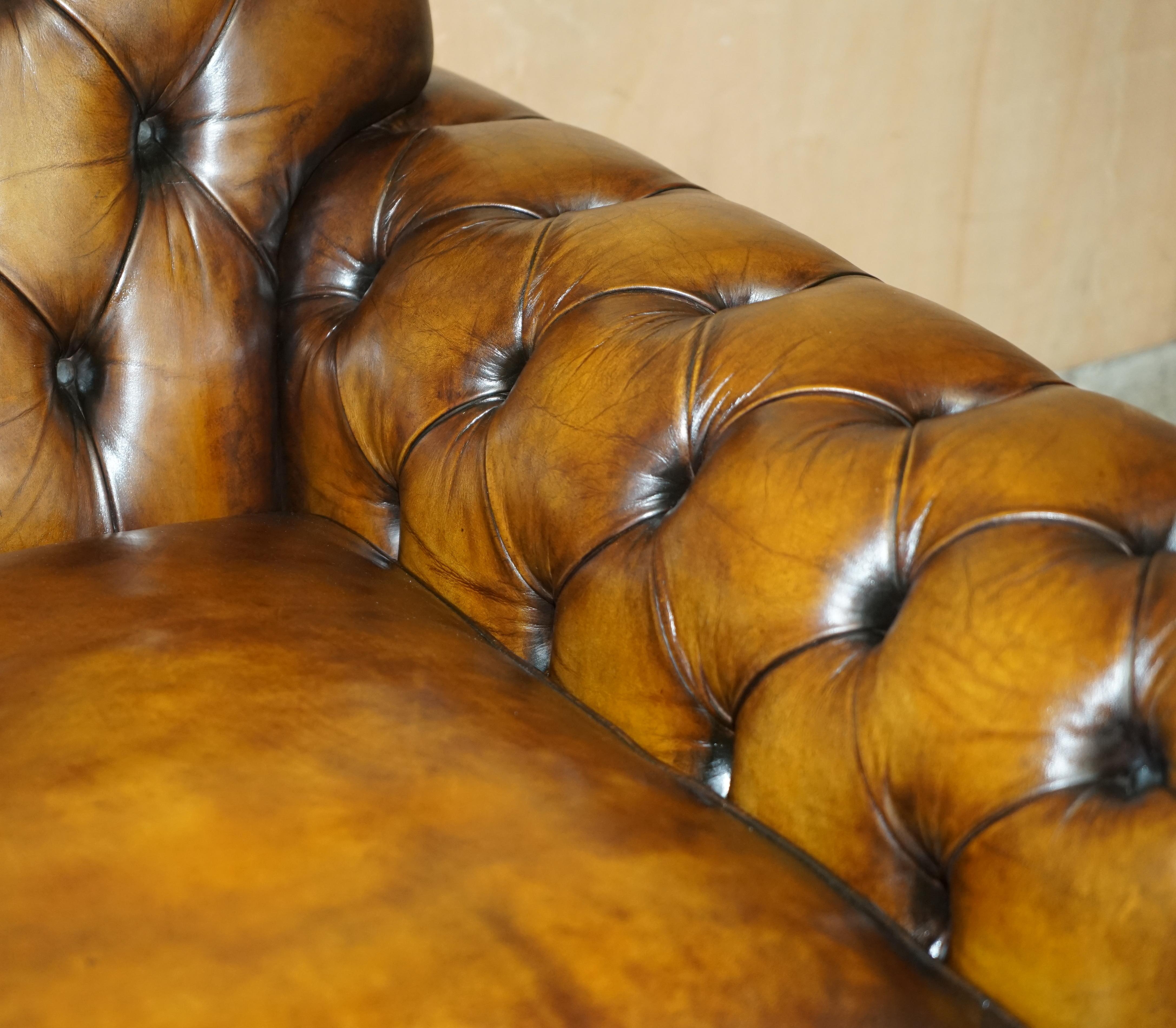 paire de fauteuils chesterfield en cuir brun de george smith entièrement restaurés en vente 9