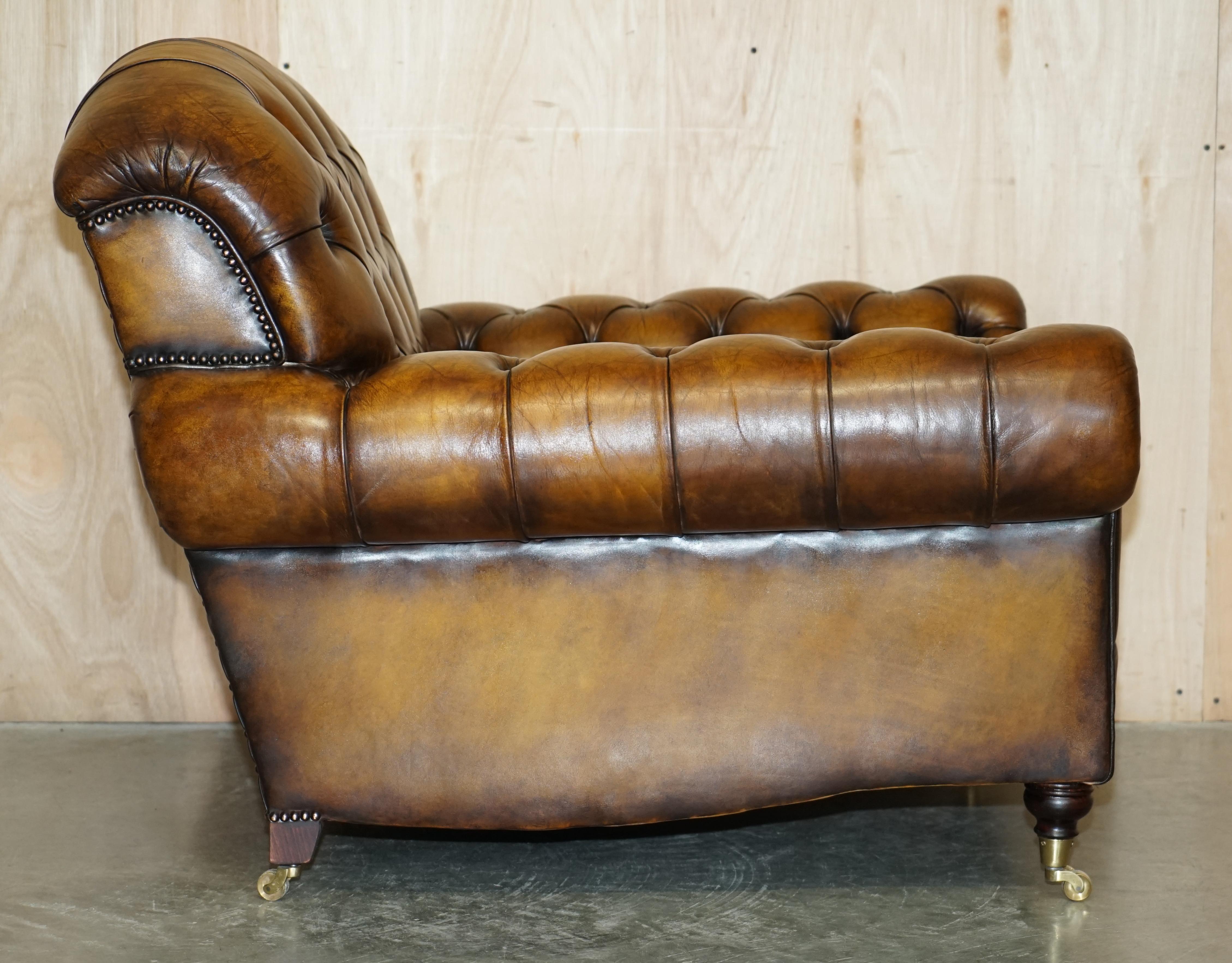 paire de fauteuils chesterfield en cuir brun de george smith entièrement restaurés en vente 10