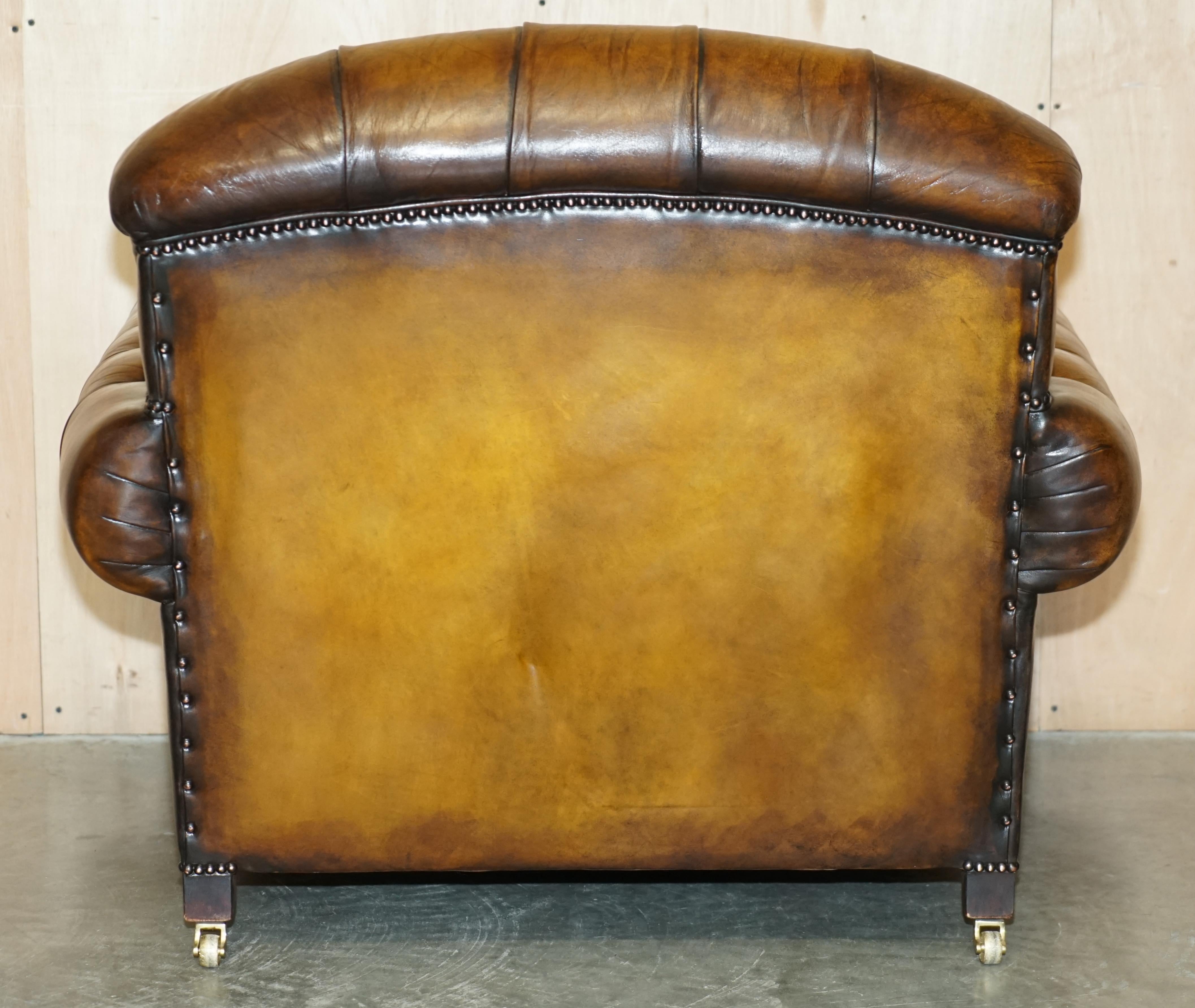 paire de fauteuils chesterfield en cuir brun de george smith entièrement restaurés en vente 11