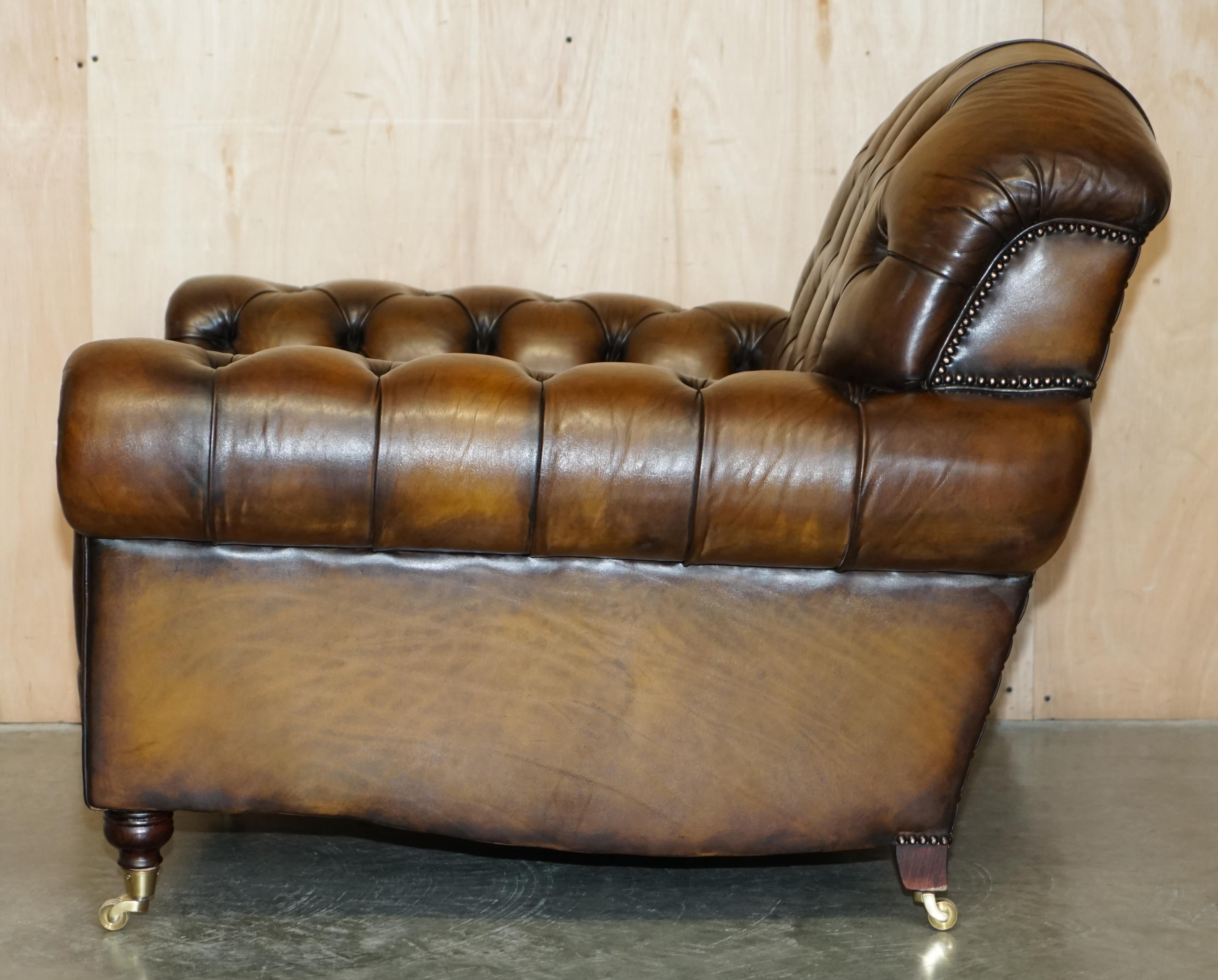 paire de fauteuils chesterfield en cuir brun de george smith entièrement restaurés en vente 12