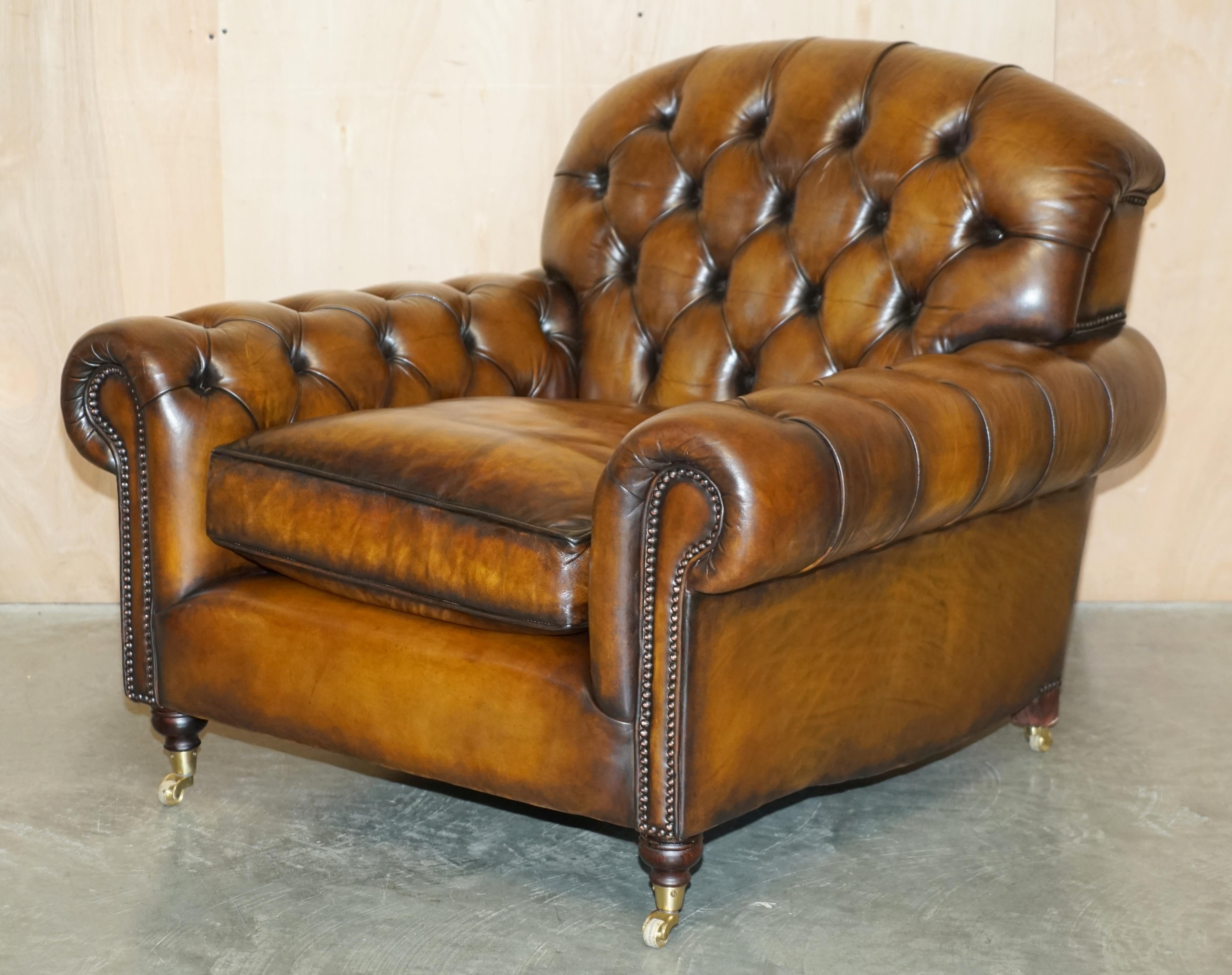 Chesterfield paire de fauteuils chesterfield en cuir brun de george smith entièrement restaurés en vente