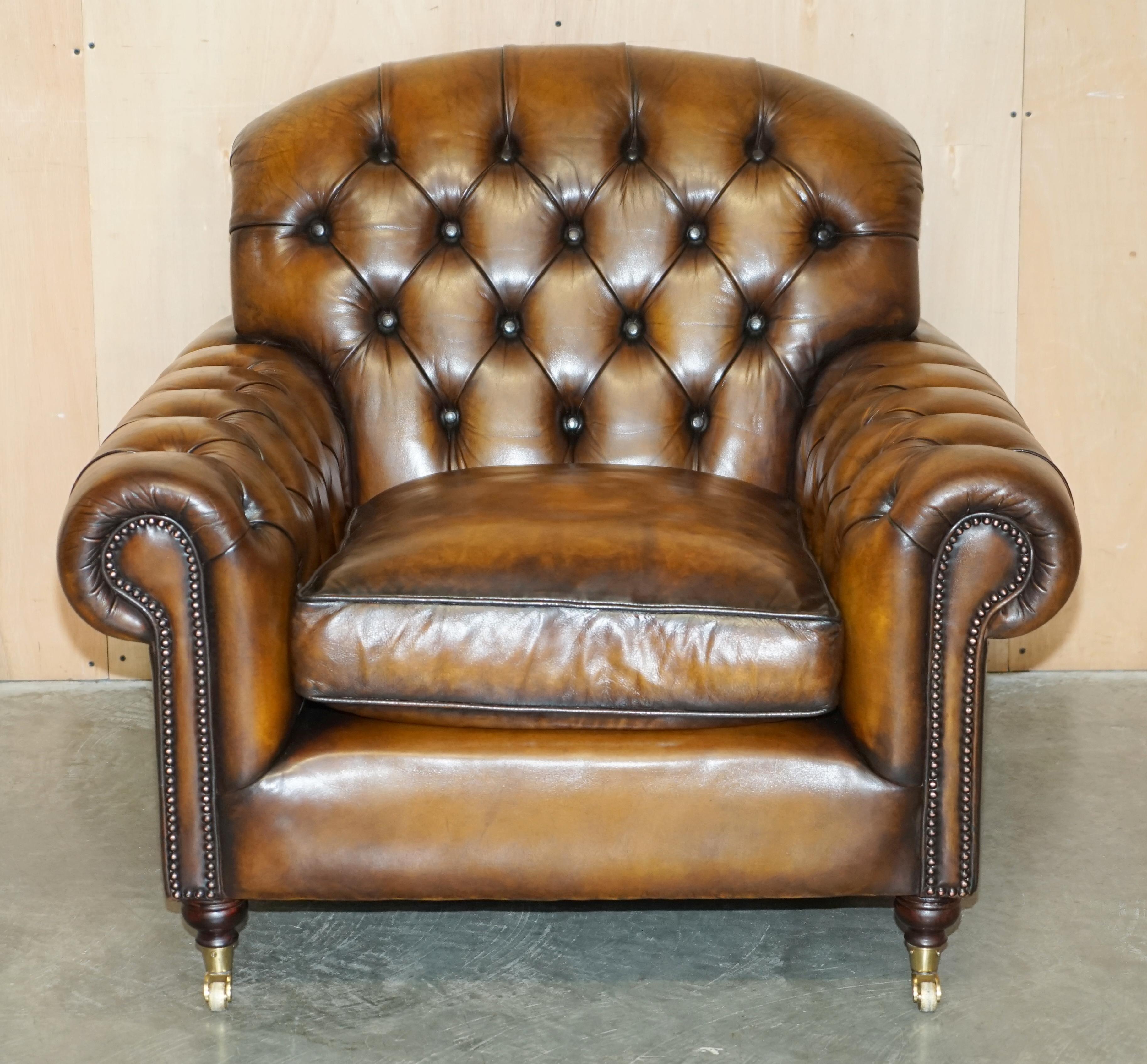 Anglais paire de fauteuils chesterfield en cuir brun de george smith entièrement restaurés en vente