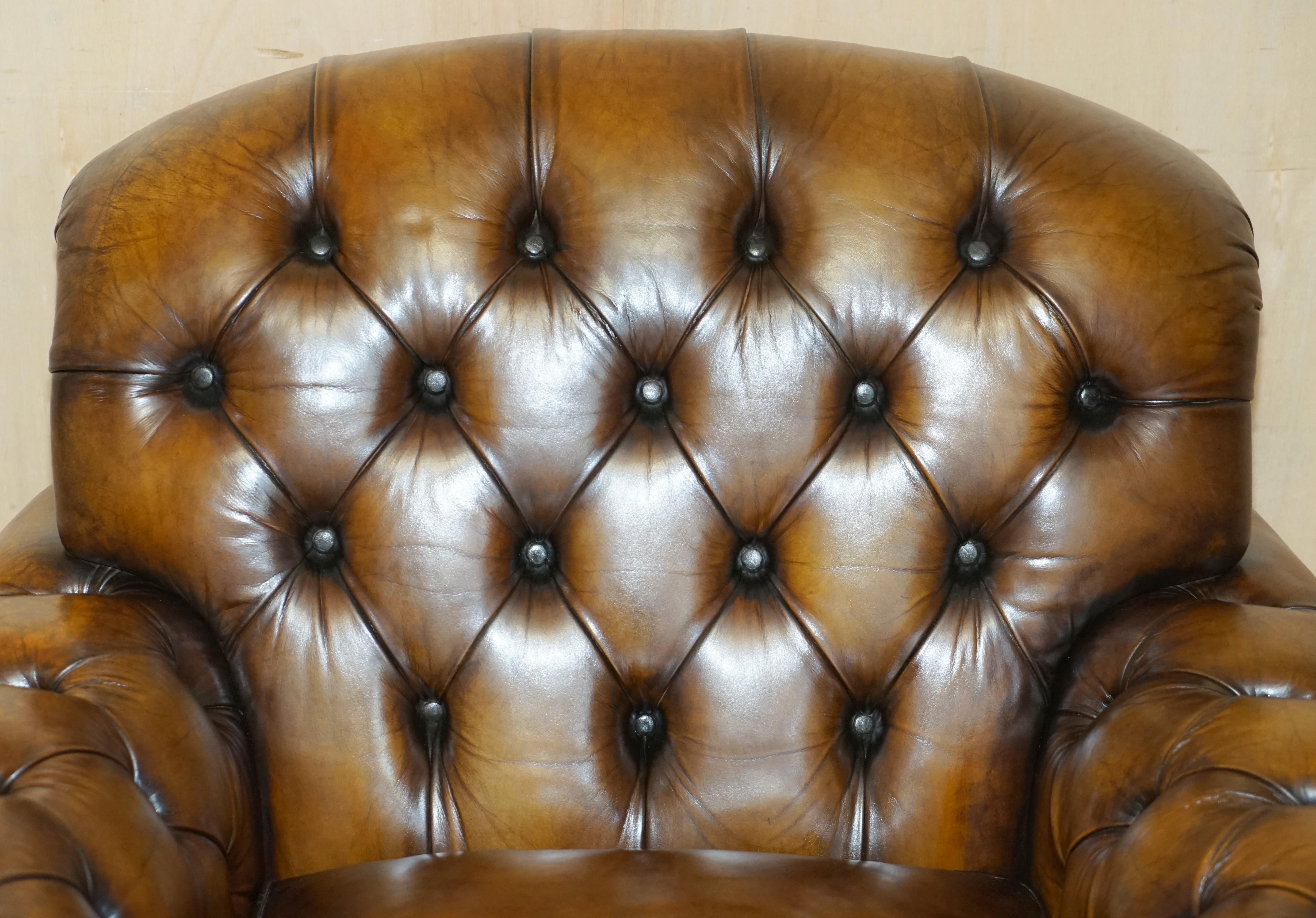 Fait main paire de fauteuils chesterfield en cuir brun de george smith entièrement restaurés en vente