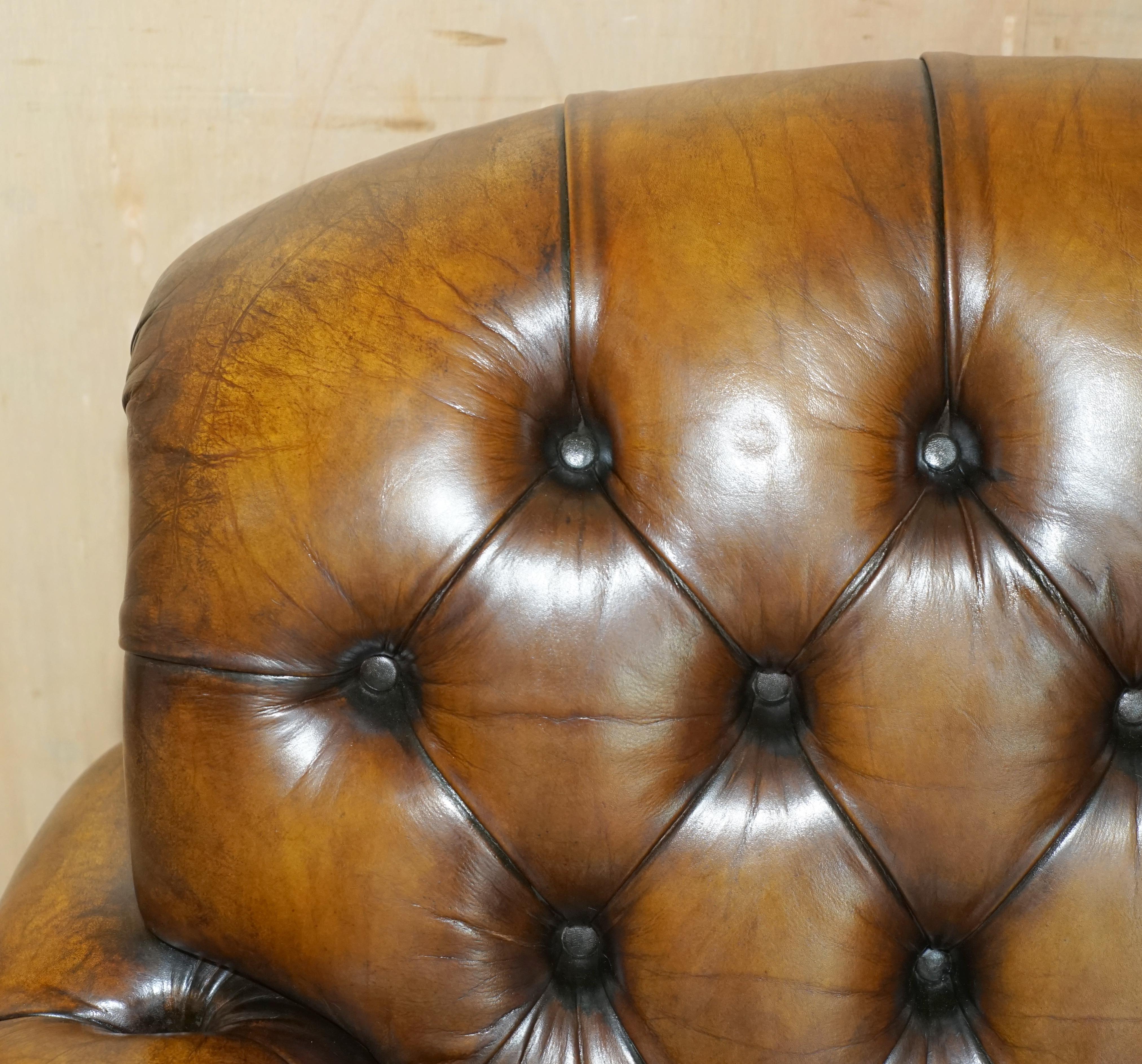 20ième siècle paire de fauteuils chesterfield en cuir brun de george smith entièrement restaurés en vente