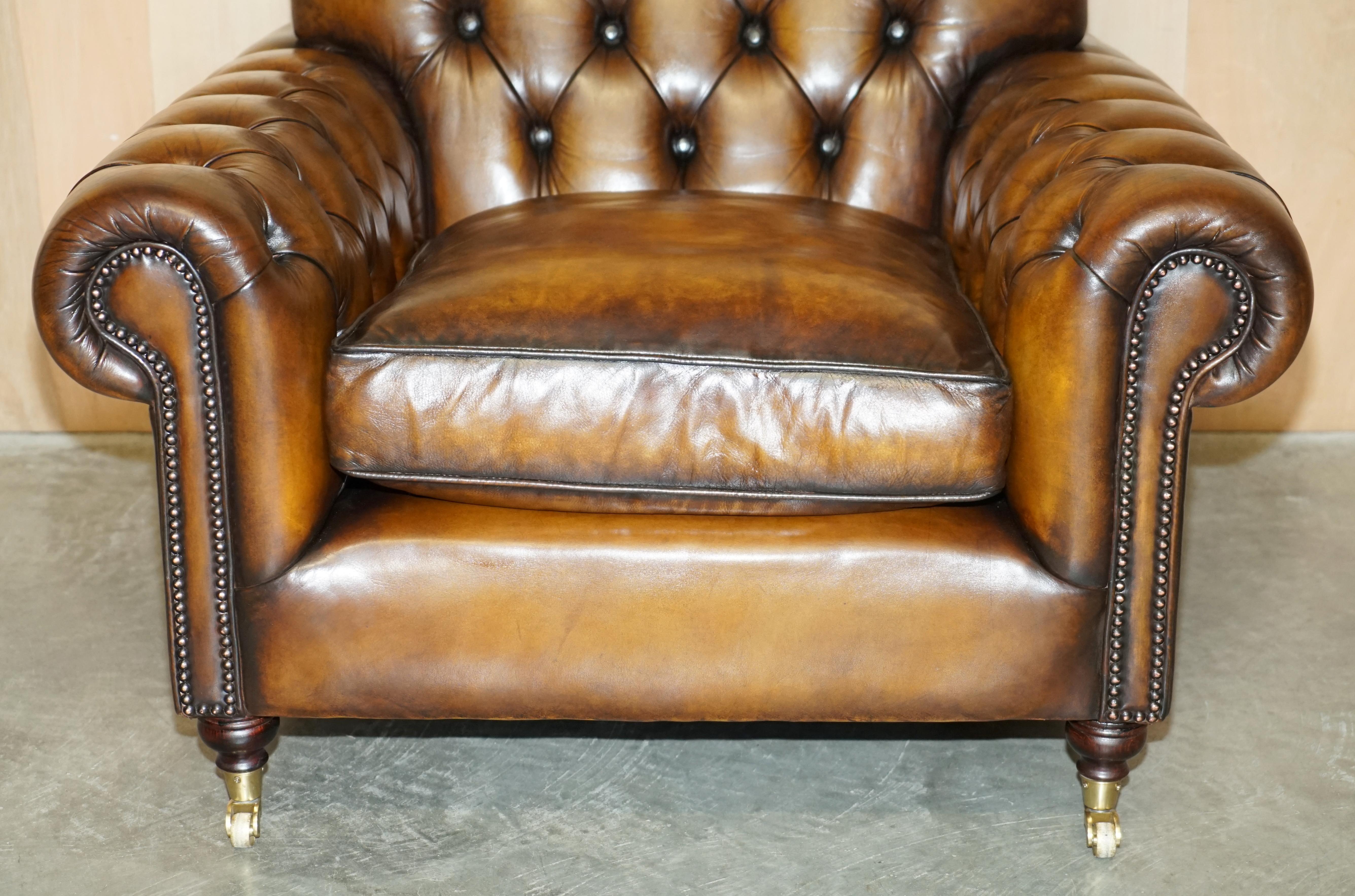 Cuir paire de fauteuils chesterfield en cuir brun de george smith entièrement restaurés en vente