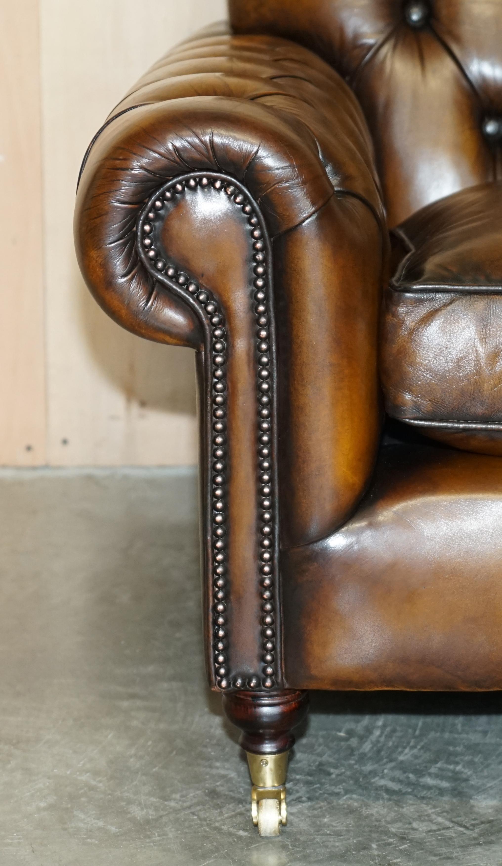 paire de fauteuils chesterfield en cuir brun de george smith entièrement restaurés en vente 1