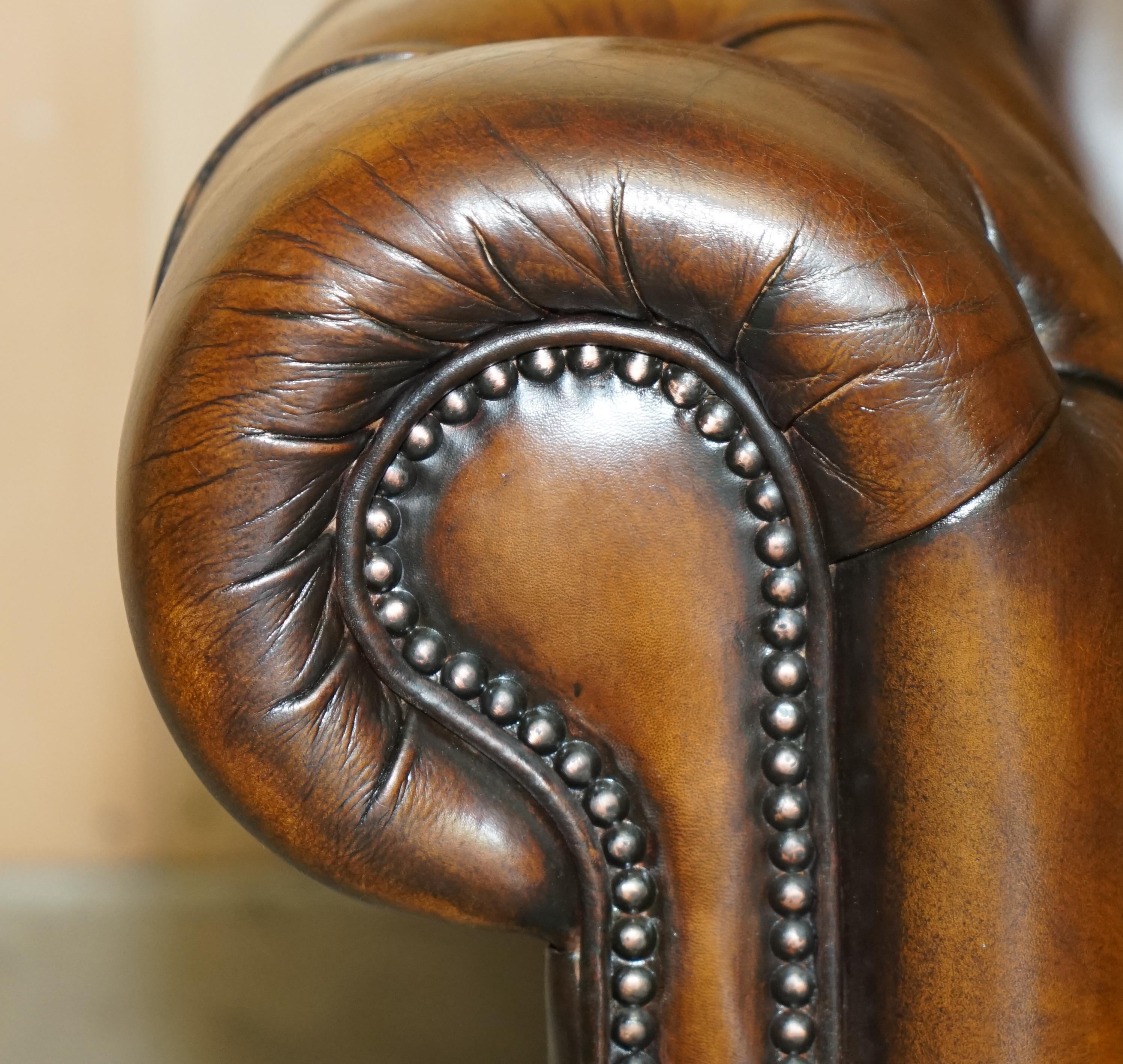 paire de fauteuils chesterfield en cuir brun de george smith entièrement restaurés en vente 2