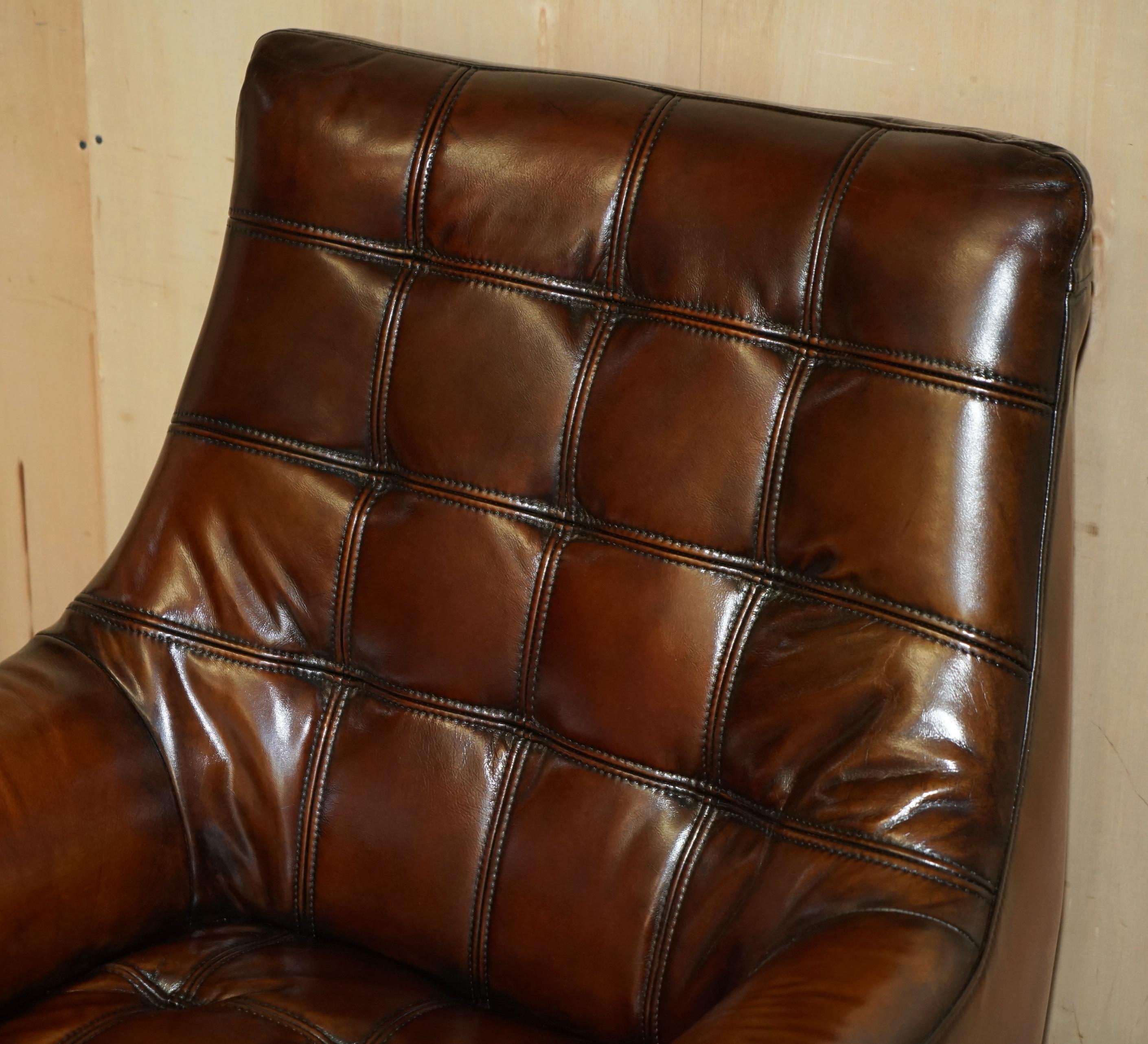 Paire de fauteuils en cuir Chesterfield WHISKY BROWN entièrement restaurés et teints à la main en vente 11