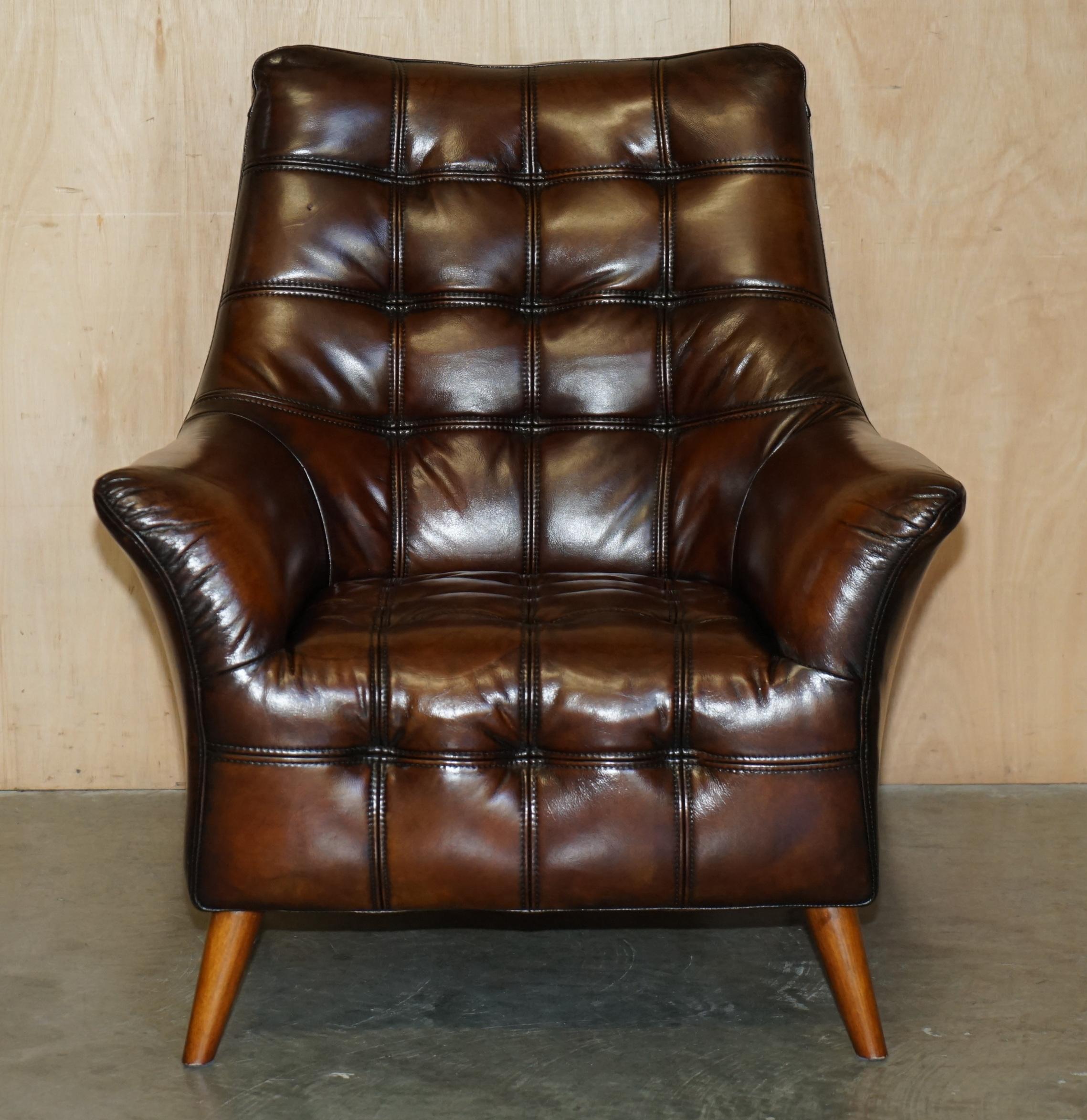 Anglais Paire de fauteuils en cuir Chesterfield WHISKY BROWN entièrement restaurés et teints à la main en vente
