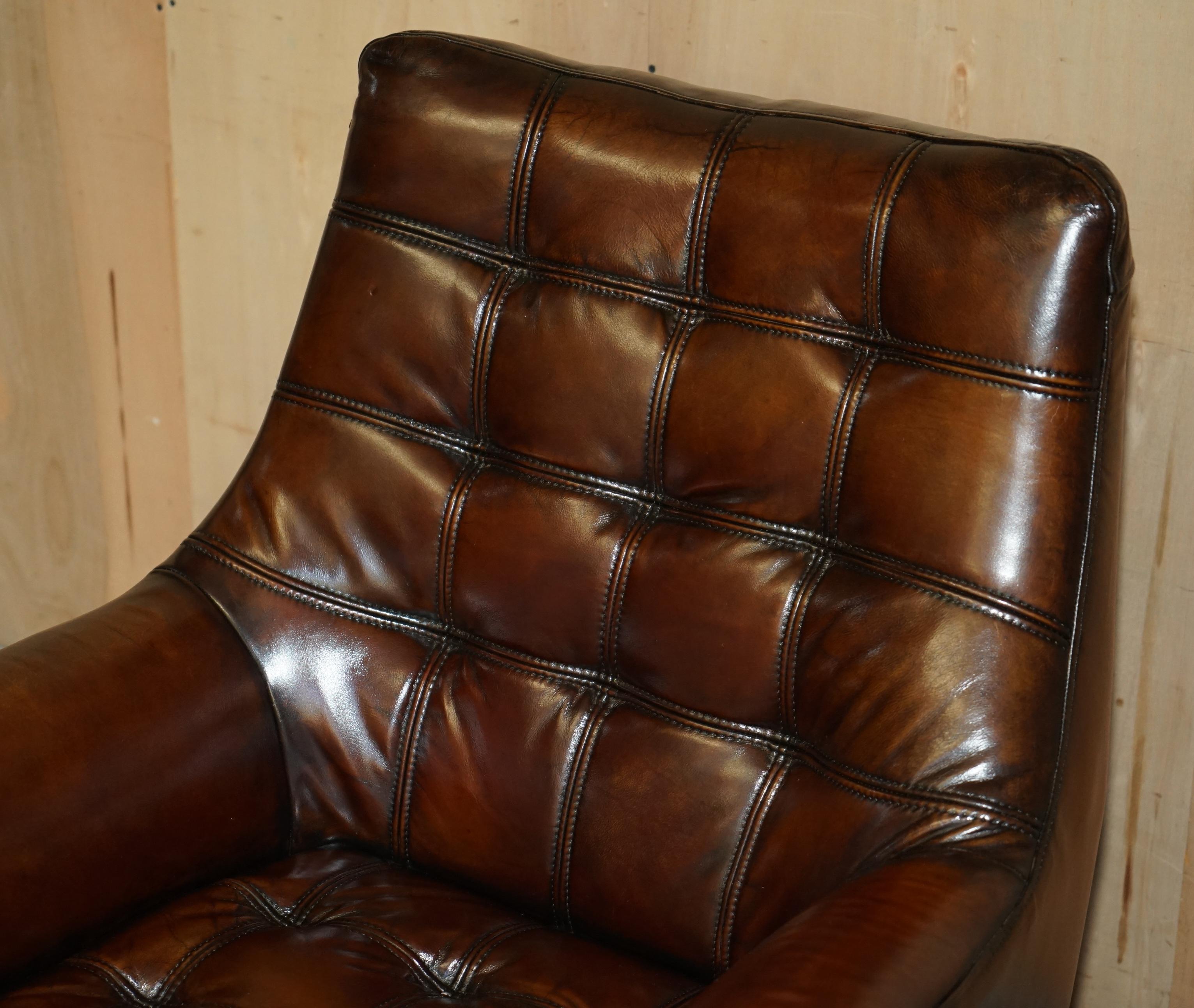 Fait main Paire de fauteuils en cuir Chesterfield WHISKY BROWN entièrement restaurés et teints à la main en vente