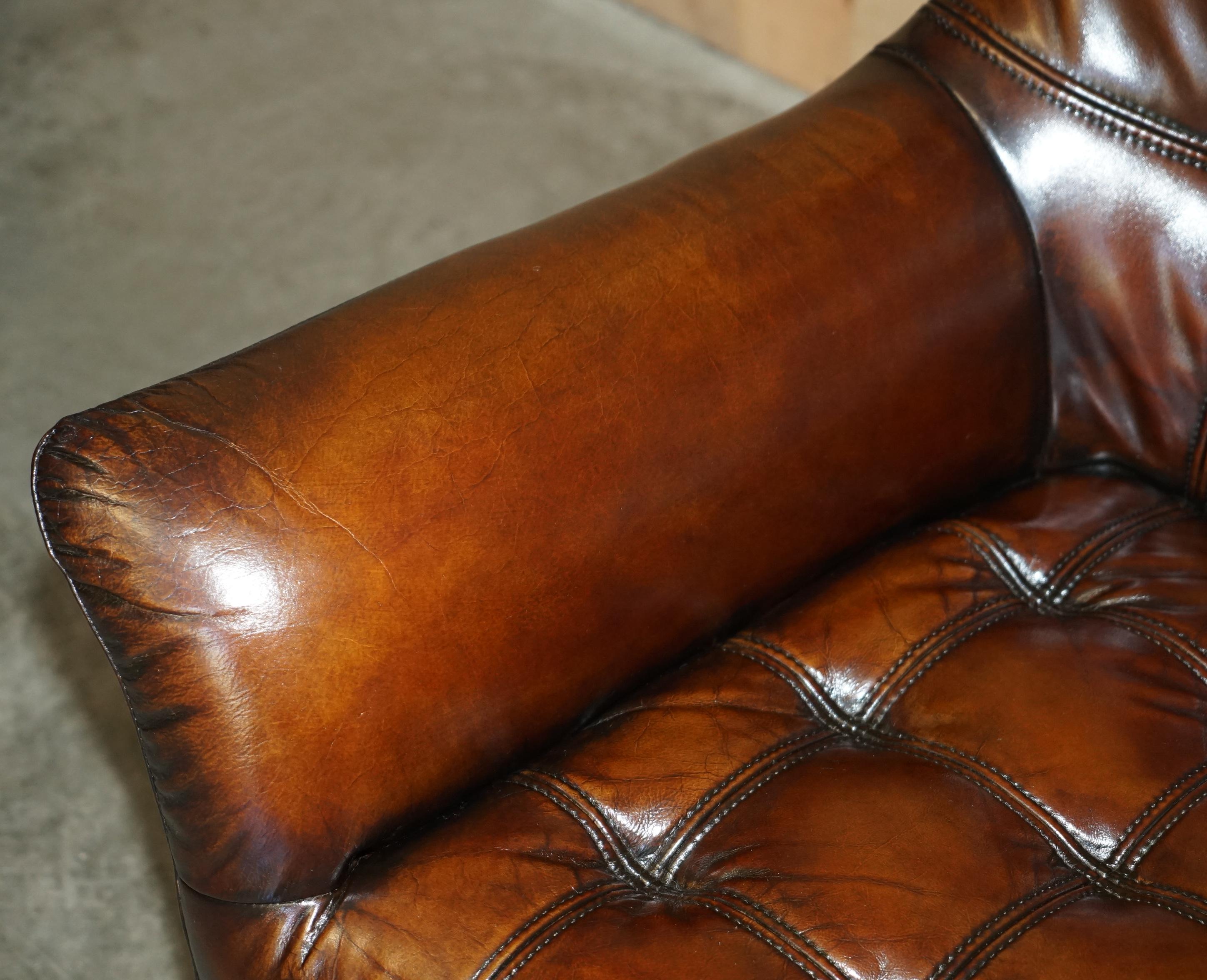 Paire de fauteuils en cuir Chesterfield WHISKY BROWN entièrement restaurés et teints à la main en vente 1