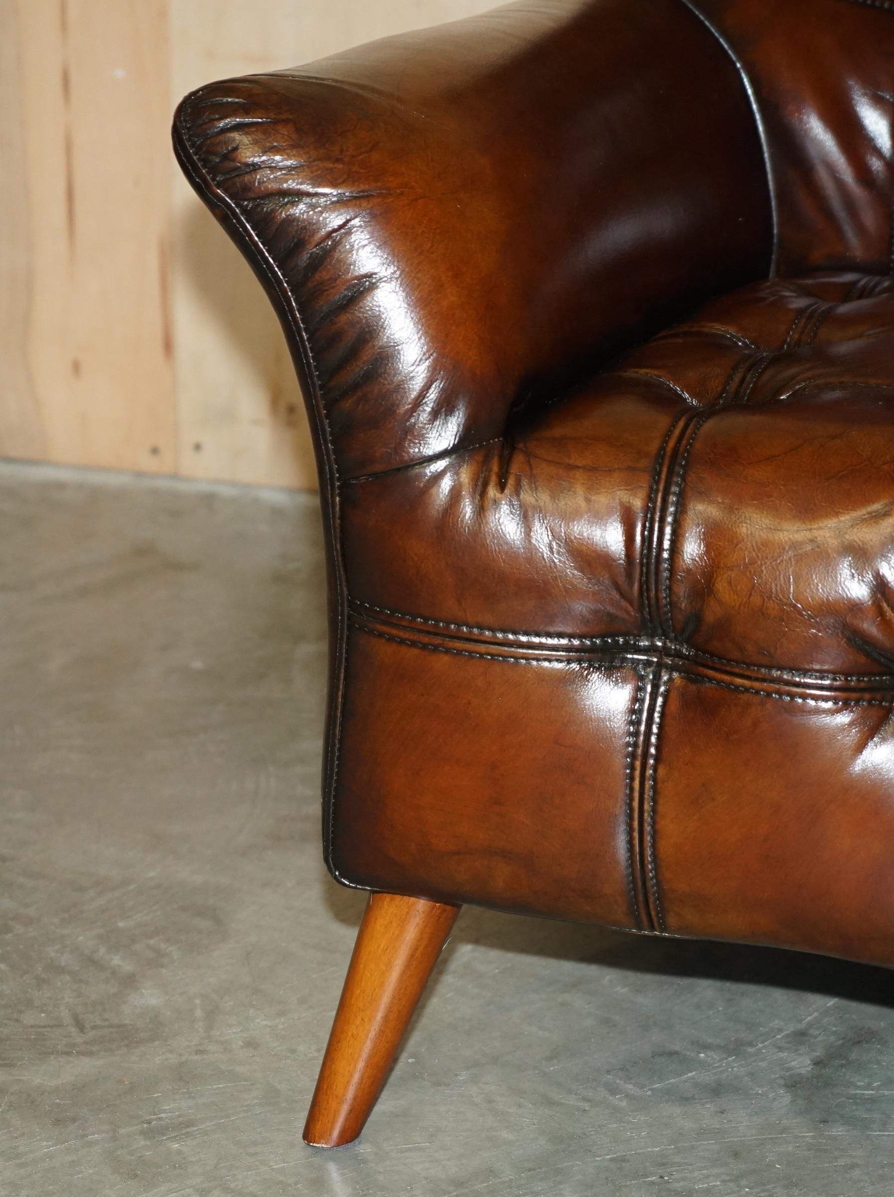 Paire de fauteuils en cuir Chesterfield WHISKY BROWN entièrement restaurés et teints à la main en vente 3