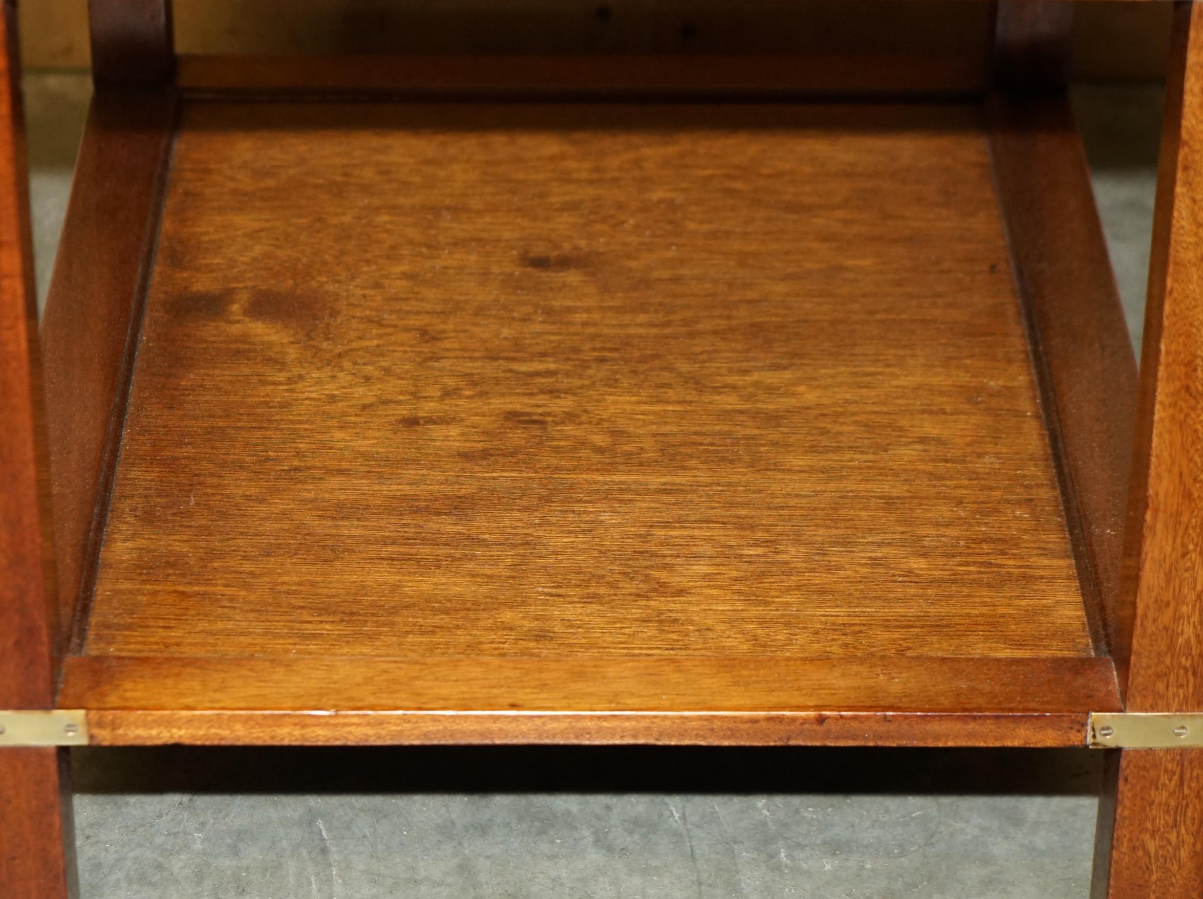 AIR OF FullY RESTORED HARRODS LONDON MiLITARY CAMPAIGN SINGLE DRAWER SIDE TABLE (20. Jahrhundert) im Angebot
