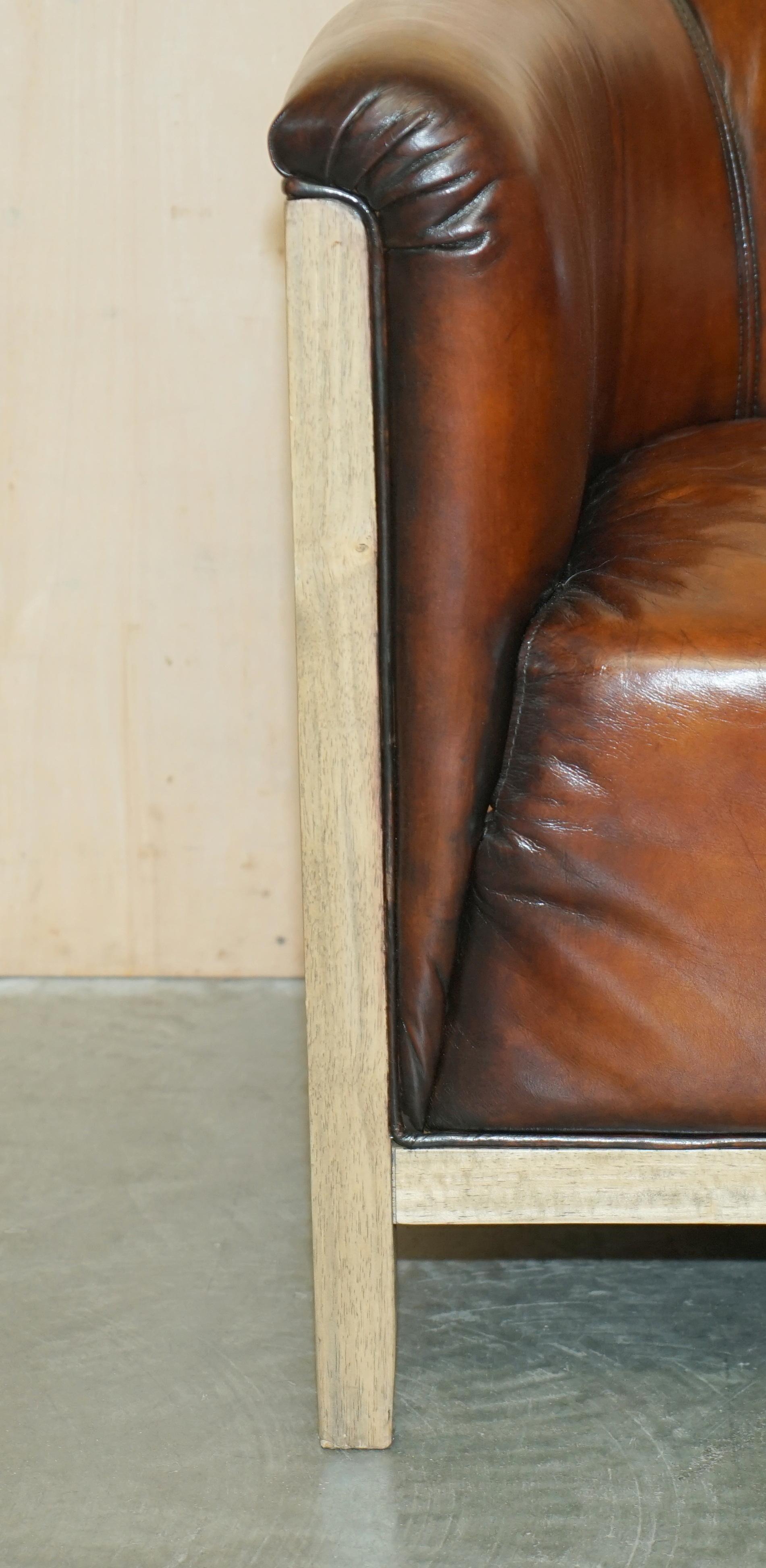 Cuir Paire de fauteuils de club entièrement restaurés en cuir Brown LIMED OAK en vente