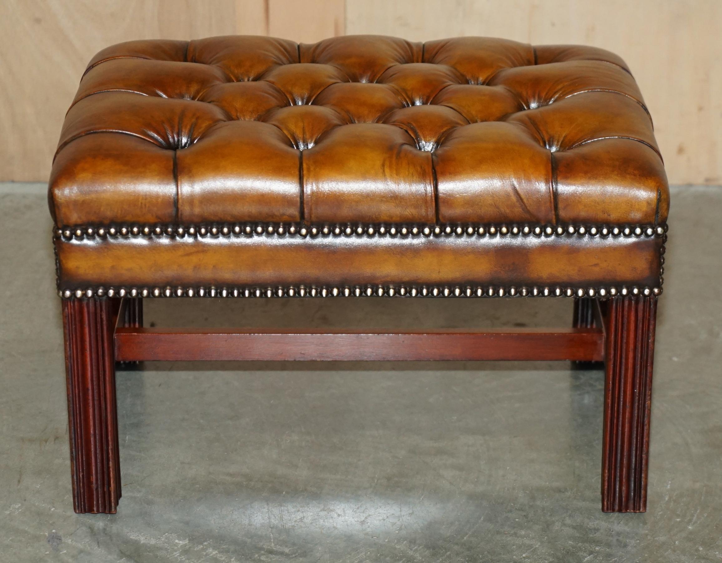 PAiR OF FULLY RESTORED VINTAGE HANDDYED BROWN LEATHER CHESTERFIELD FOOTSTOOLS im Angebot 2