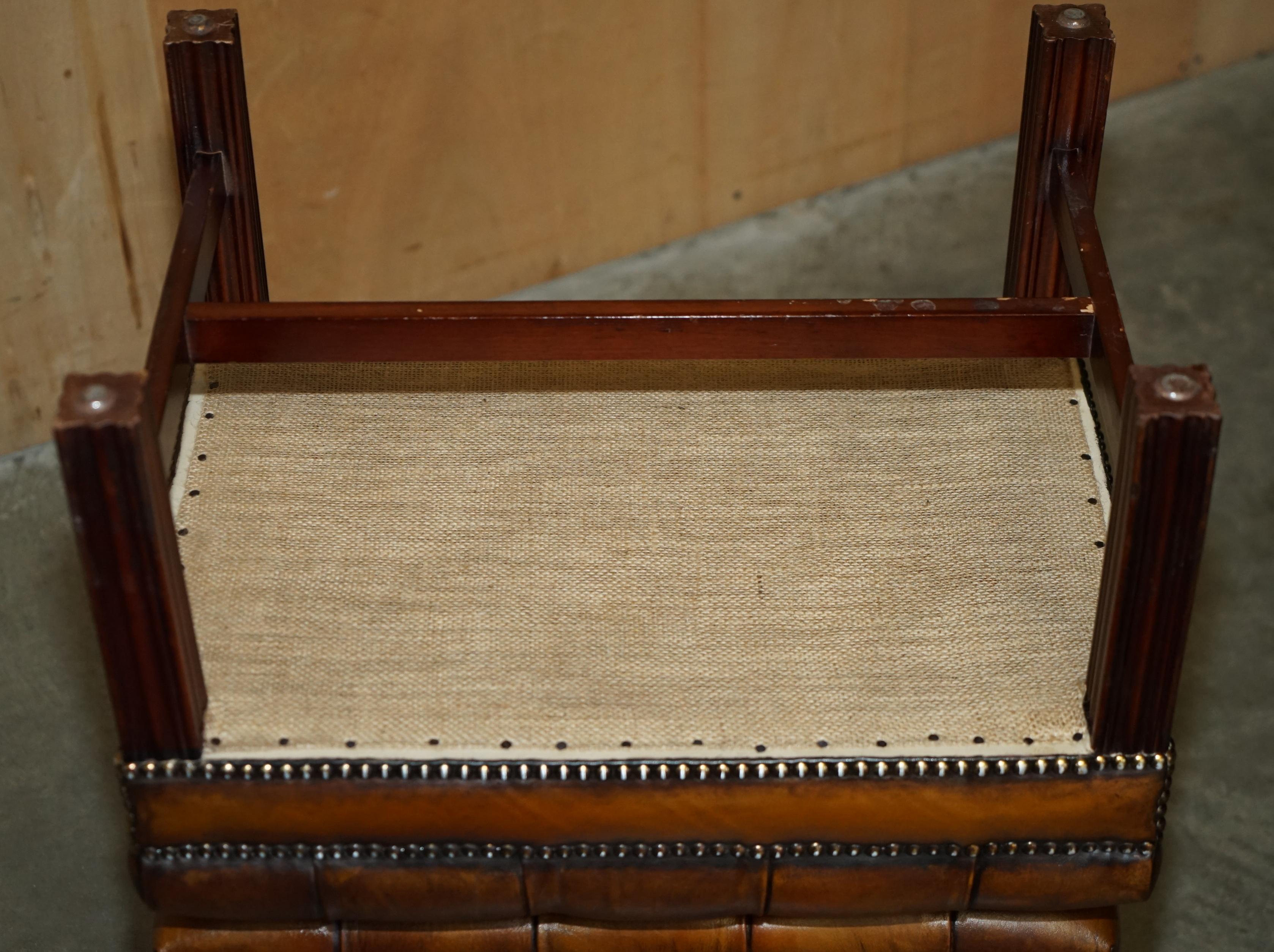 PAiR OF FULLY RESTORED VINTAGE HANDDYED BROWN LEATHER CHESTERFIELD FOOTSTOOLS im Angebot 3