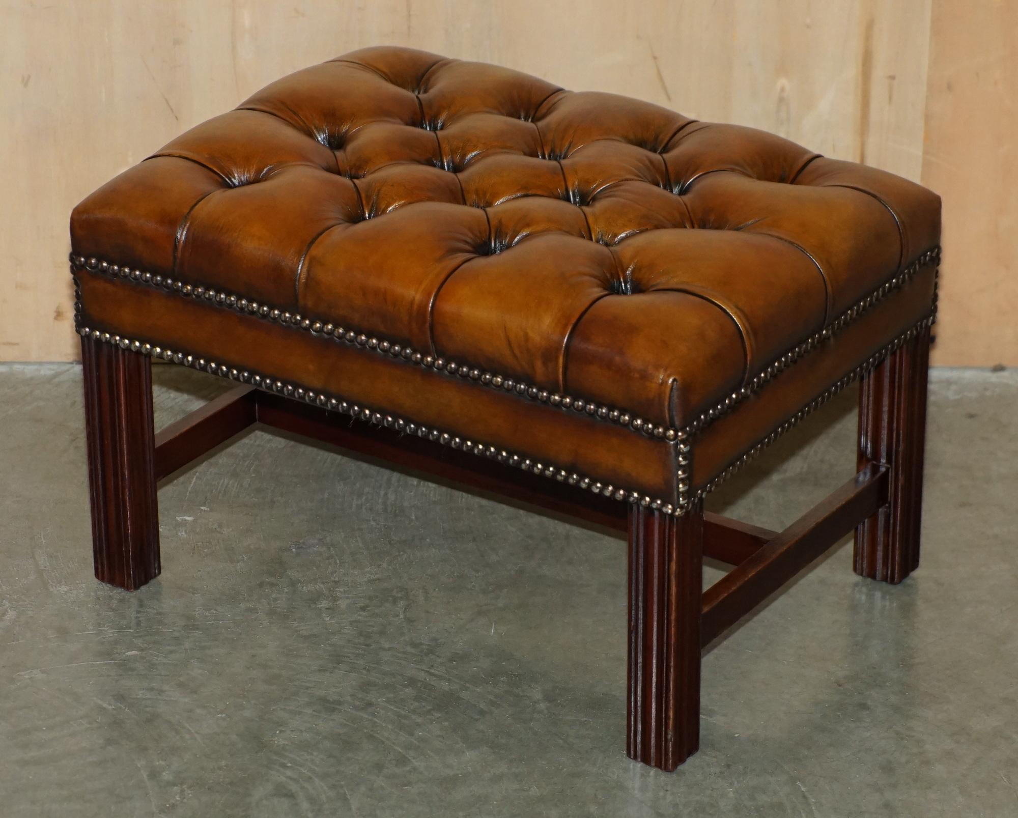 PAiR OF FULLY RESTORED VINTAGE HANDDYED BROWN LEATHER CHESTERFIELD FOOTSTOOLS im Angebot 5