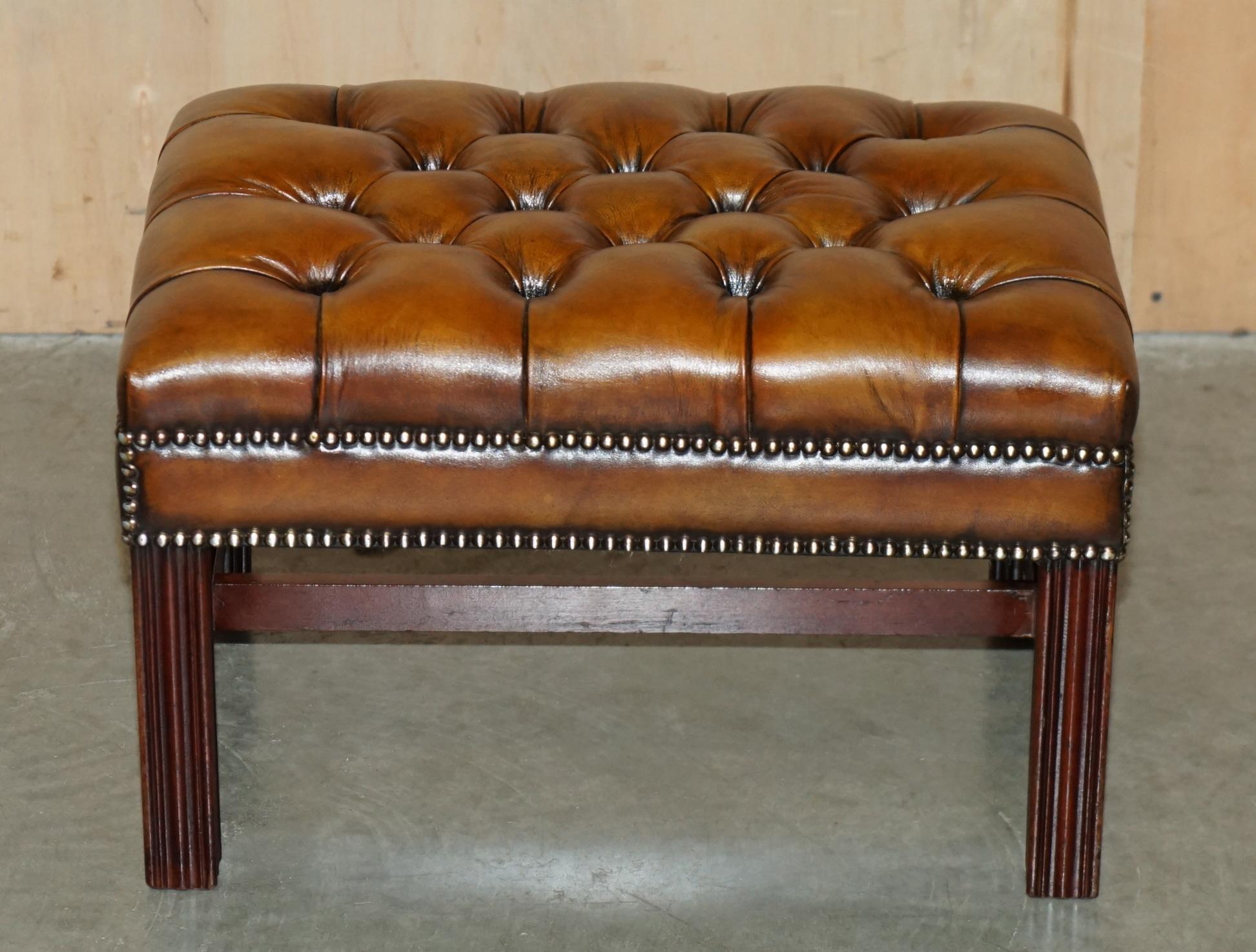 PAiR OF FULLY RESTORED VINTAGE HANDDYED BROWN LEATHER CHESTERFIELD FOOTSTOOLS im Angebot 6