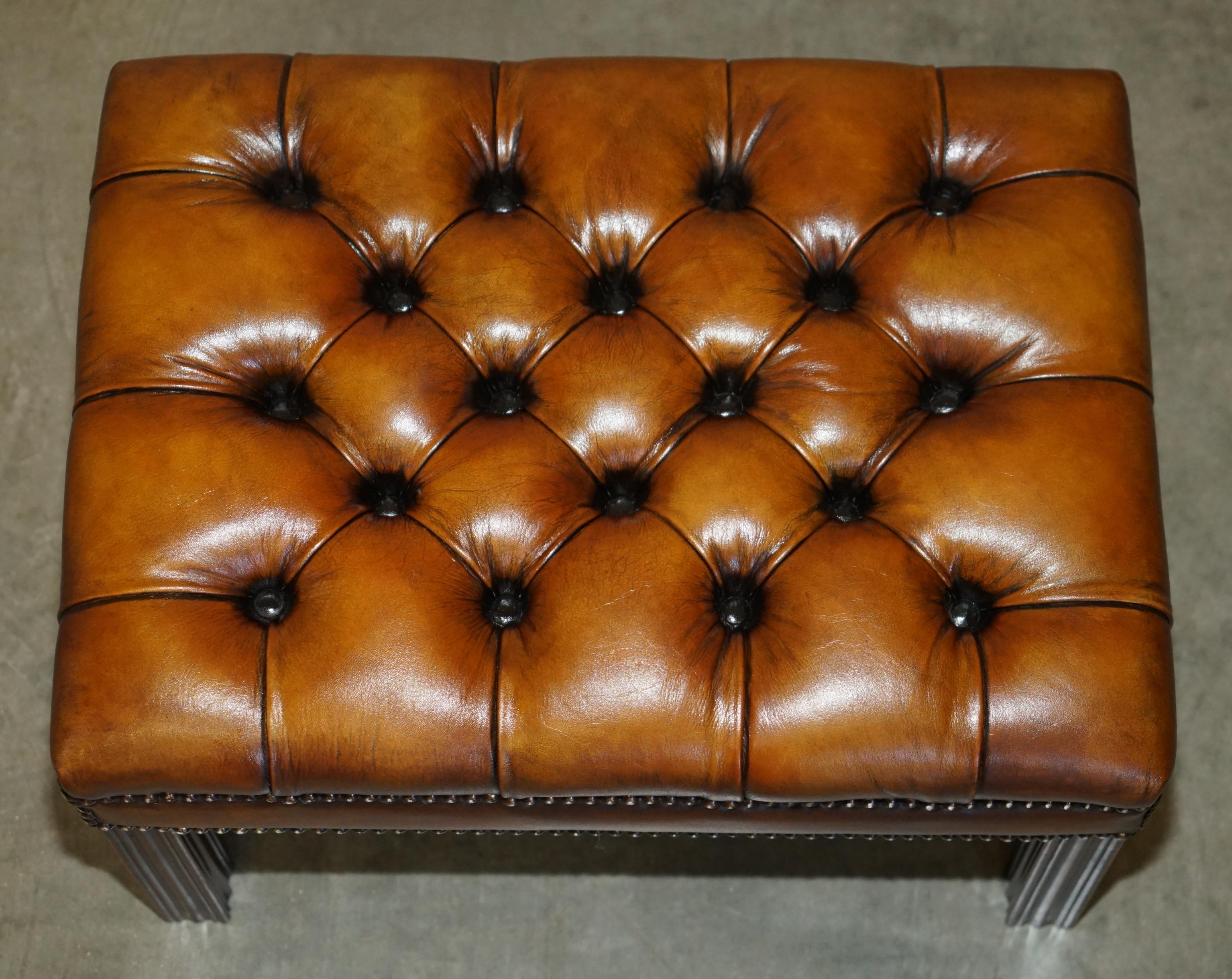 PAiR OF FULLY RESTORED VINTAGE HANDDYED BROWN LEATHER CHESTERFIELD FOOTSTOOLS im Angebot 7