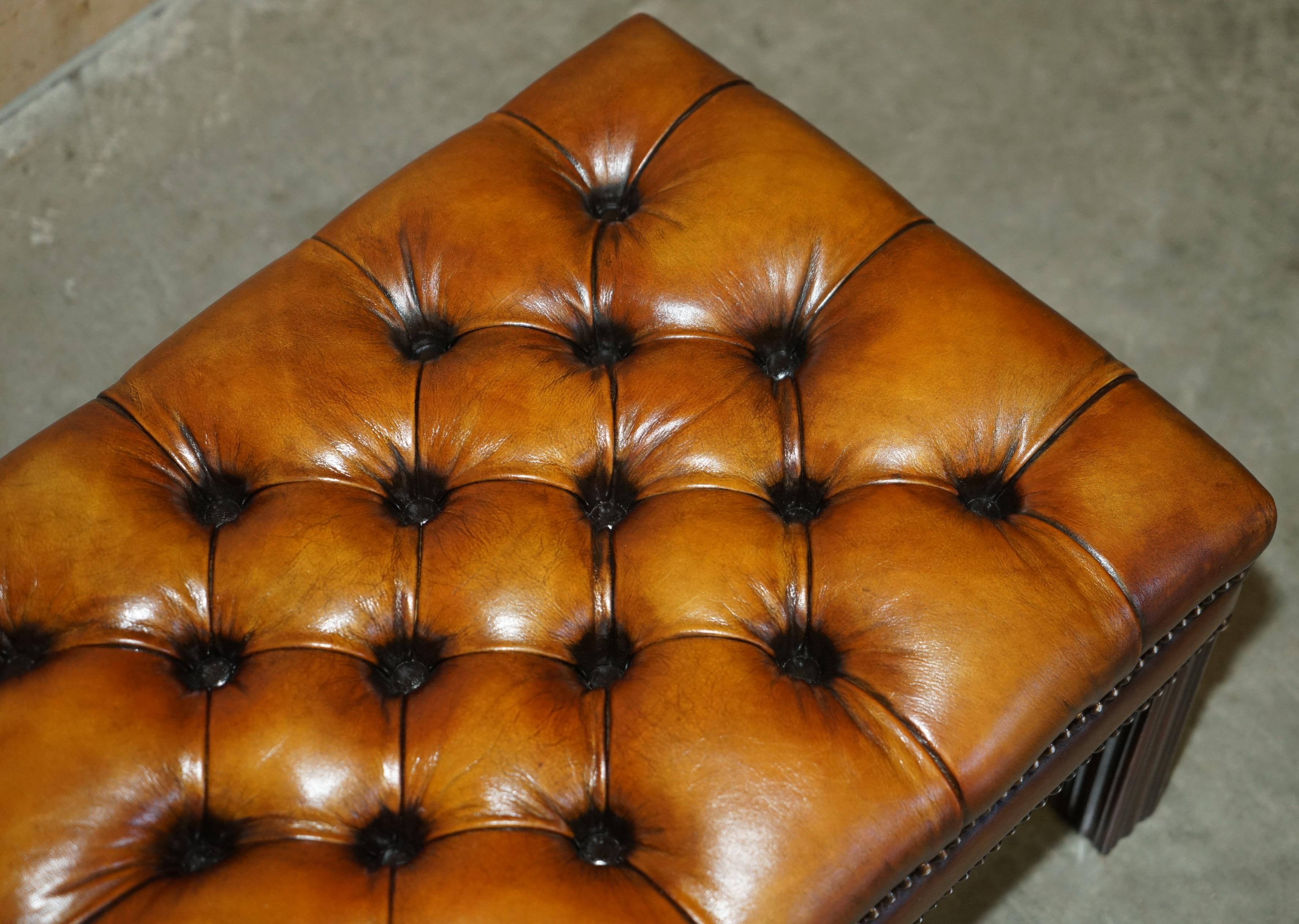 PAiR OF FULLY RESTORED VINTAGE HANDDYED BROWN LEATHER CHESTERFIELD FOOTSTOOLS im Angebot 9