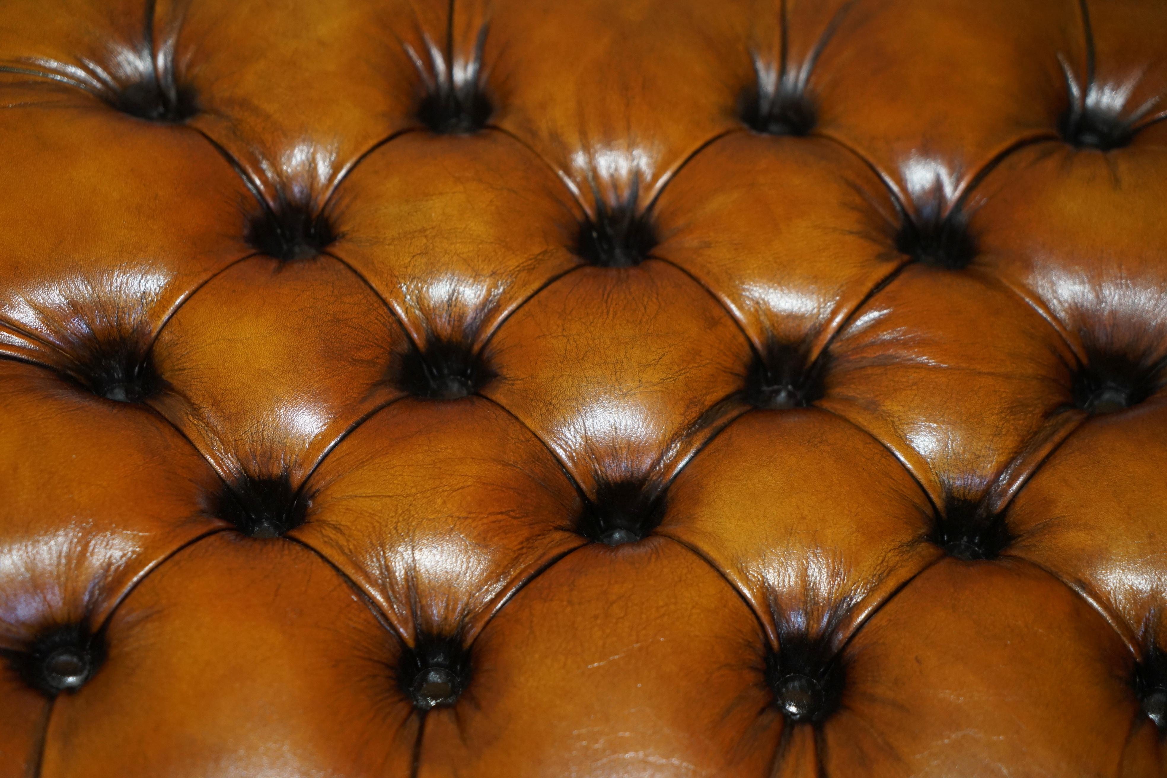 PAiR OF FULLY RESTORED VINTAGE HANDDYED BROWN LEATHER CHESTERFIELD FOOTSTOOLS im Angebot 10