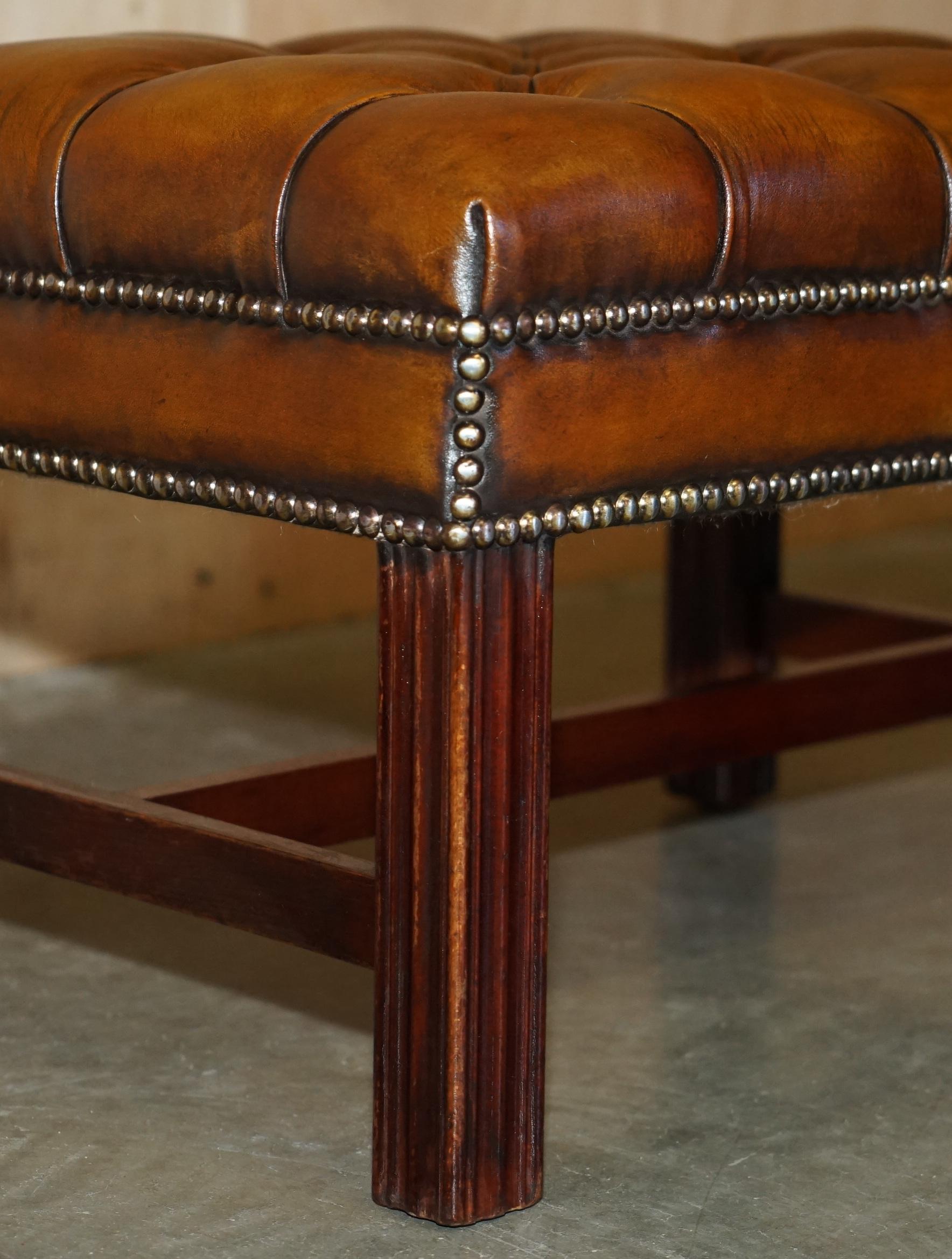 PAiR OF FULLY RESTORED VINTAGE HANDDYED BROWN LEATHER CHESTERFIELD FOOTSTOOLS im Angebot 11