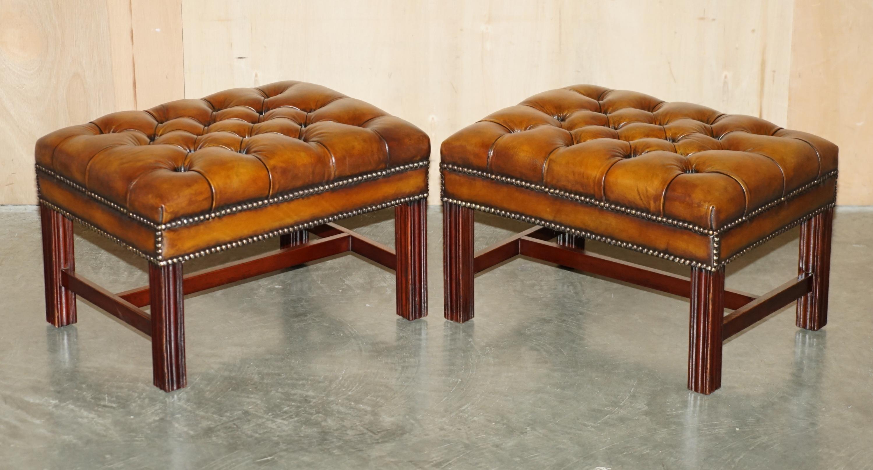 Royal House Antiques

Royal House Antiques freut sich, dieses absolut exquisite Paar vollständig restaurierter, handgefärbter, zigarrenbrauner Chesterfield-Tufted-Baron-Fußhocker zum Verkauf anzubieten. 

Bitte beachten Sie die Lieferkosten