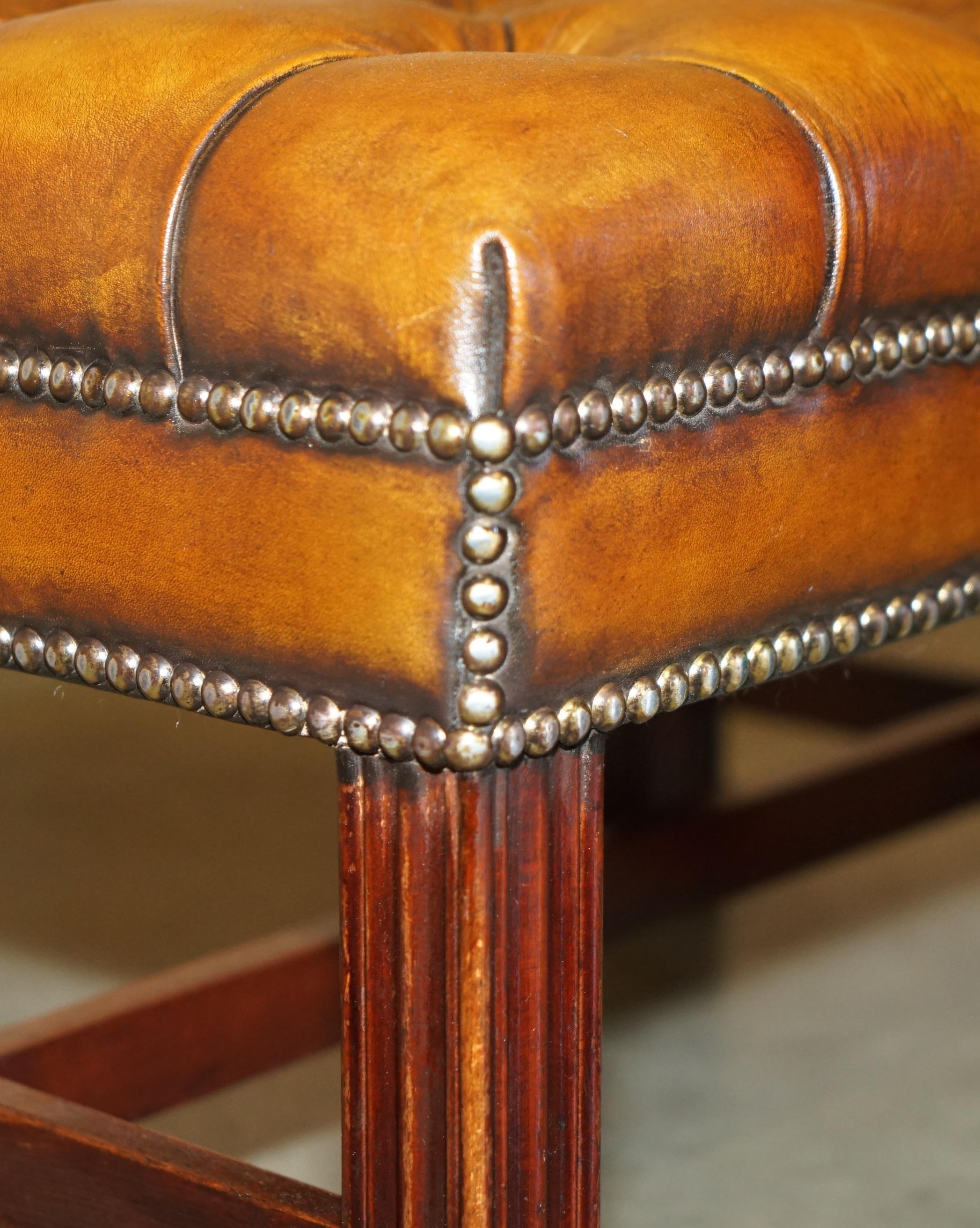 PAiR OF FULLY RESTORED VINTAGE HANDDYED BROWN LEATHER CHESTERFIELD FOOTSTOOLS im Angebot 12