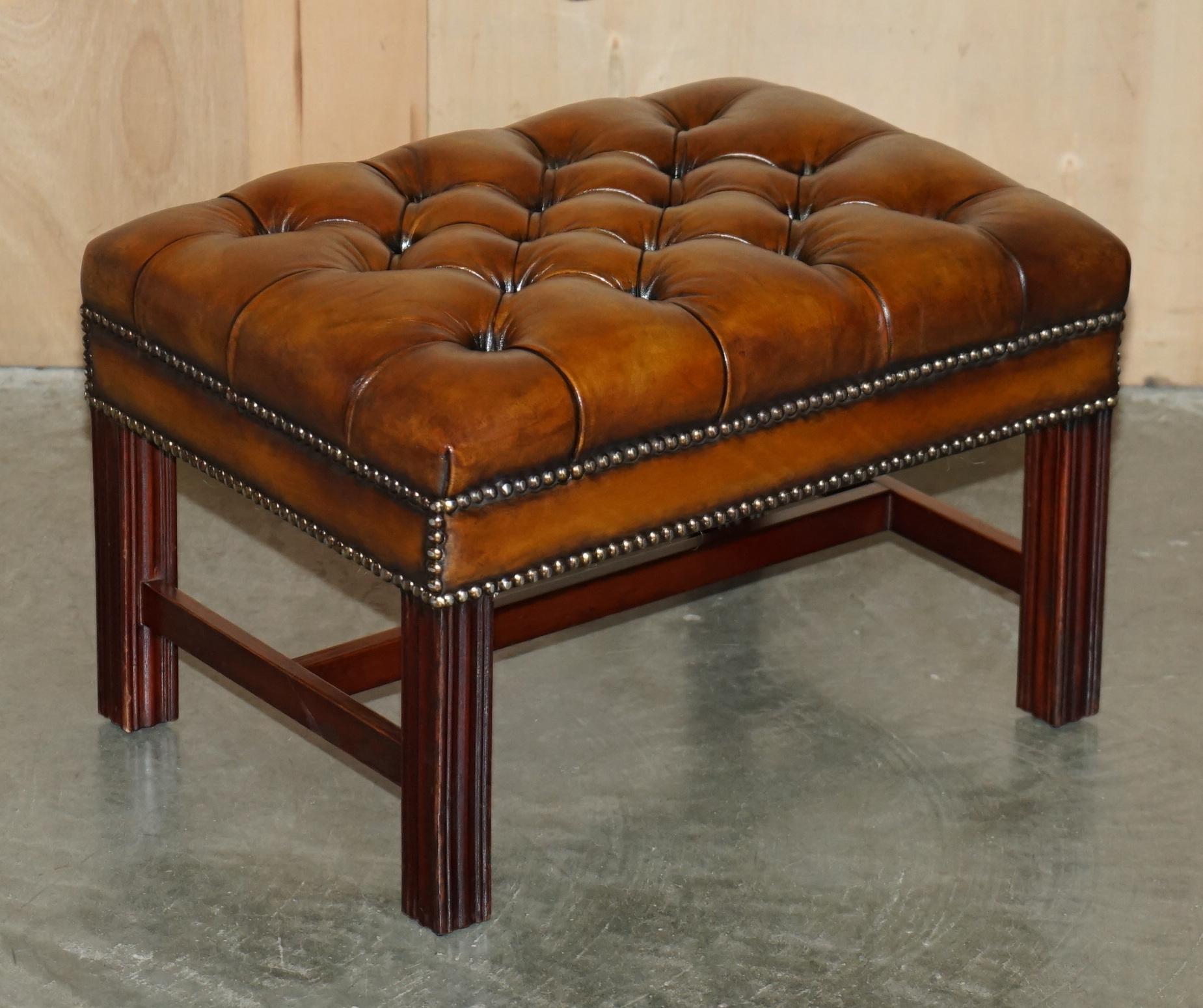 PAiR OF FULLY RESTORED VINTAGE HANDDYED BROWN LEATHER CHESTERFIELD FOOTSTOOLS (Art déco) im Angebot