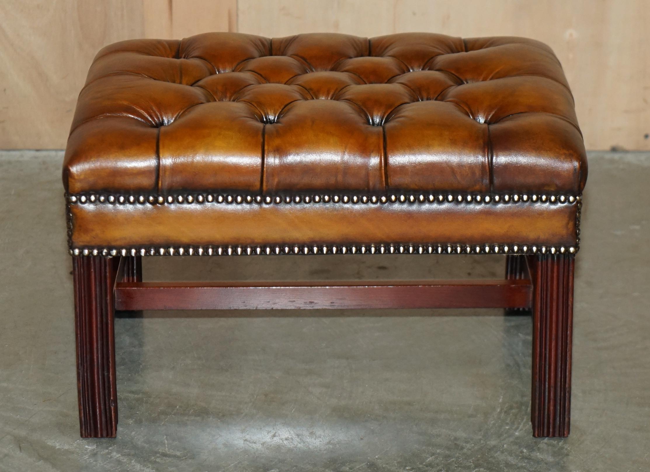 PAiR OF FULLY RESTORED VINTAGE HANDDYED BROWN LEATHER CHESTERFIELD FOOTSTOOLS (Englisch) im Angebot